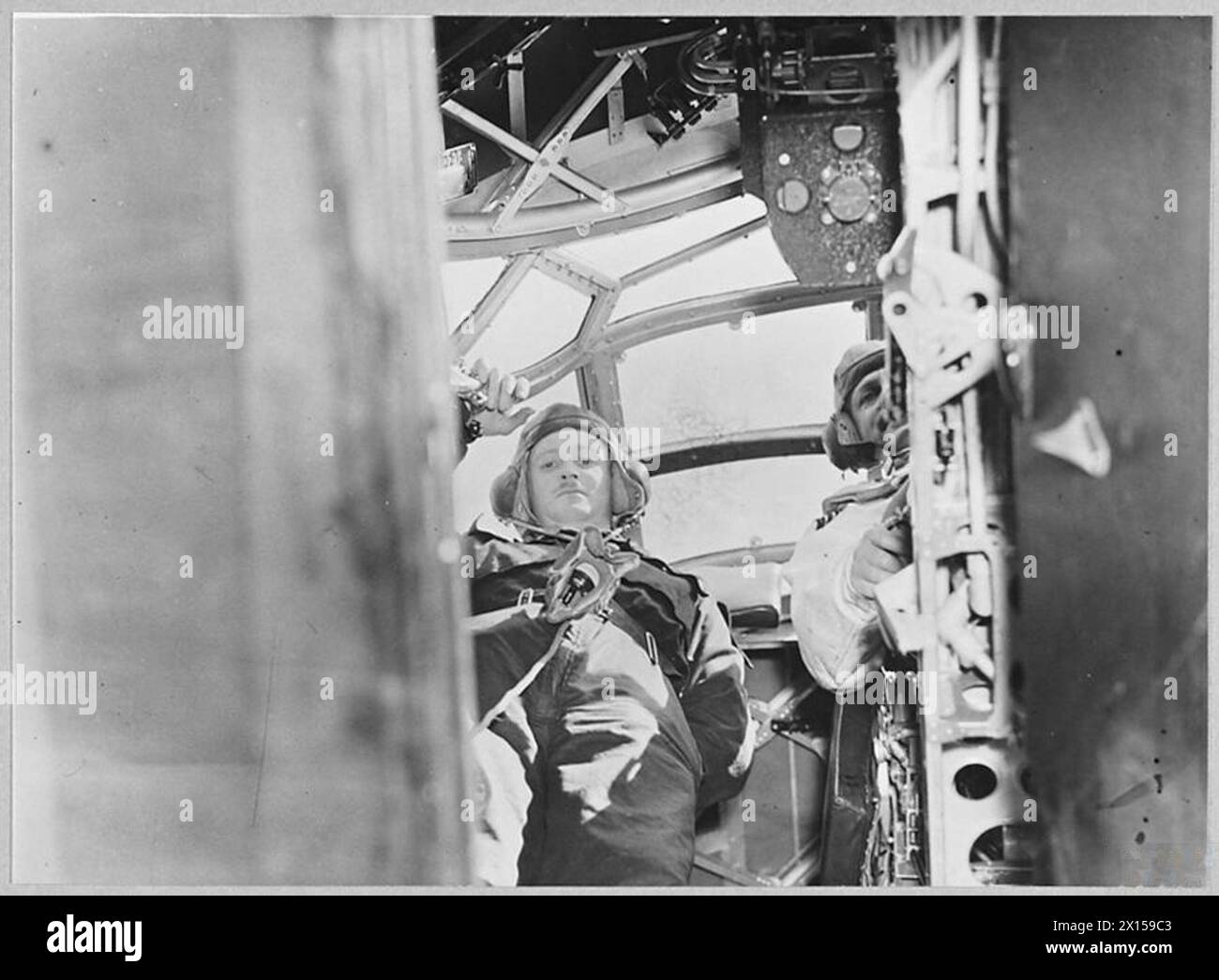 EMPIRE AID TO BRITAIN - Una vista del primo e del secondo pilota su un bombardiere Wellington Royal Air Force Foto Stock