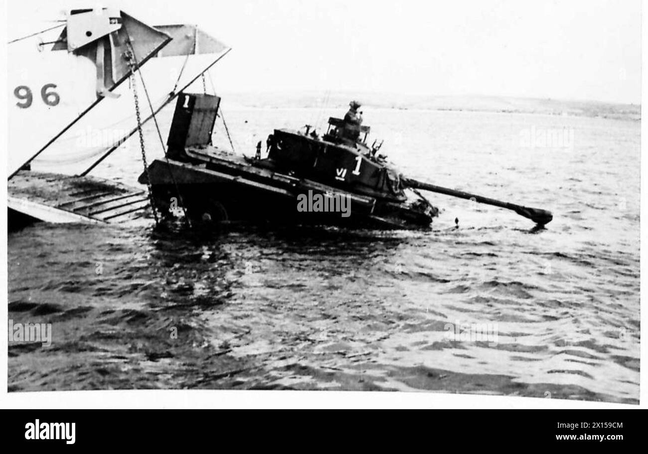 Il carro armato di cometa sbarca da un carro armato di Landing Craft a circa un metro di acqua a Instow, British Army. Foto Stock