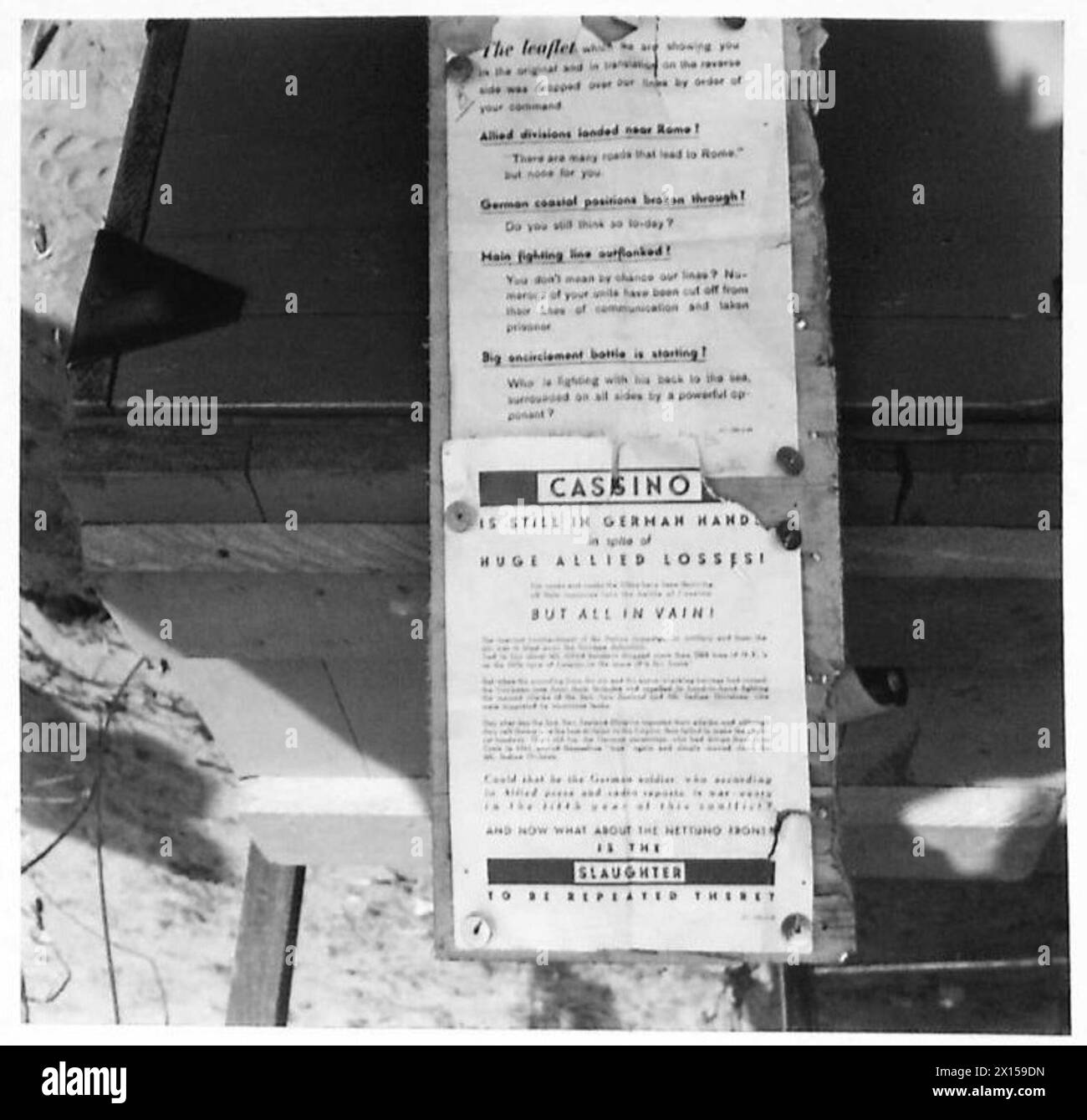 I volantini sparati sulle linee alleate e tedesche illustrano gli sforzi di propaganda durante la battaglia della testa di ponte di Anzio, mentre le truppe britanniche e americane monitorano la distribuzione. Foto Stock