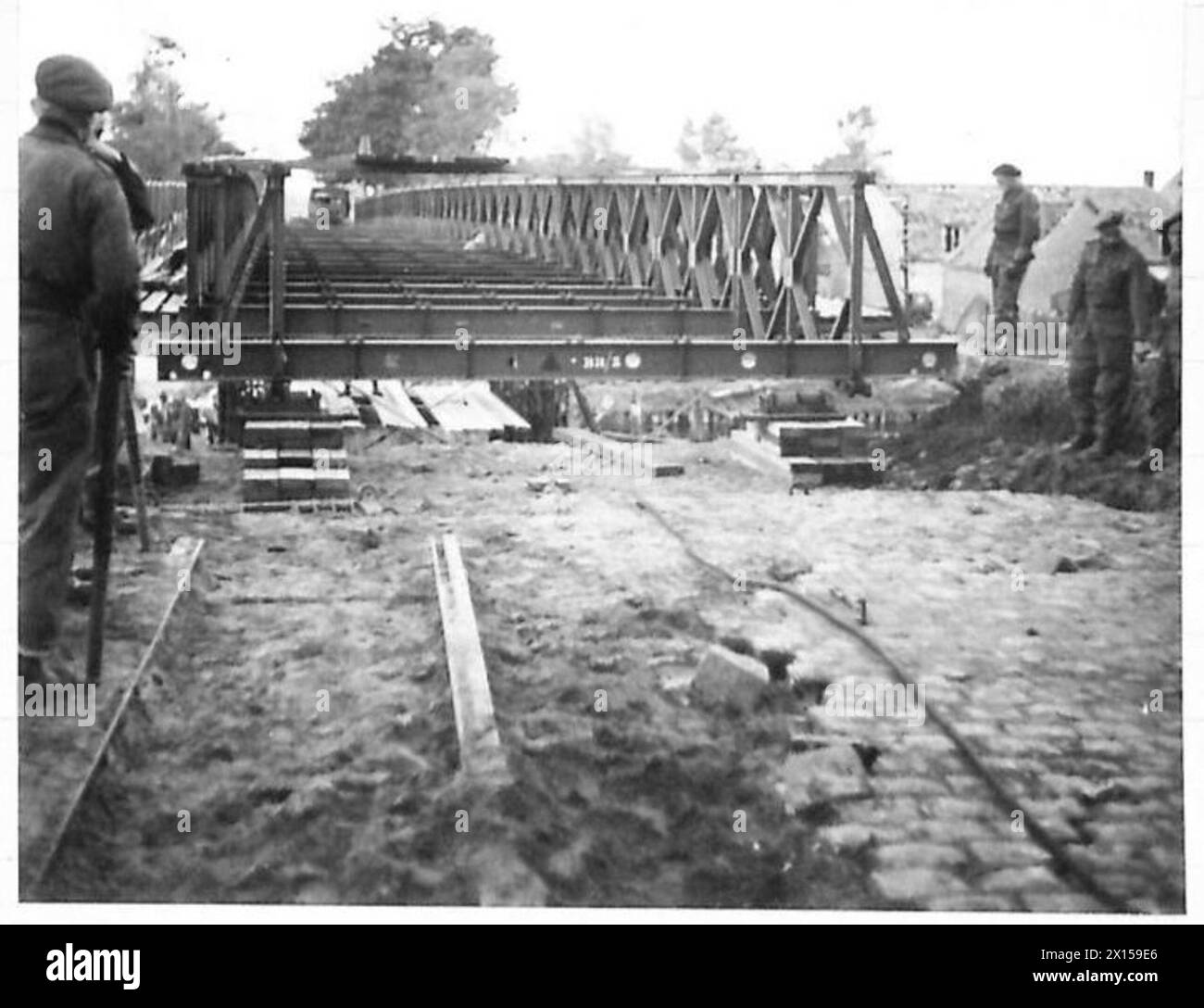 Raffigura la 49th Division, 1st Corps B.L.A. che opera un ponte, garantendo un passaggio sicuro per le unità dell'esercito britannico del 21st Army Group. Foto Stock