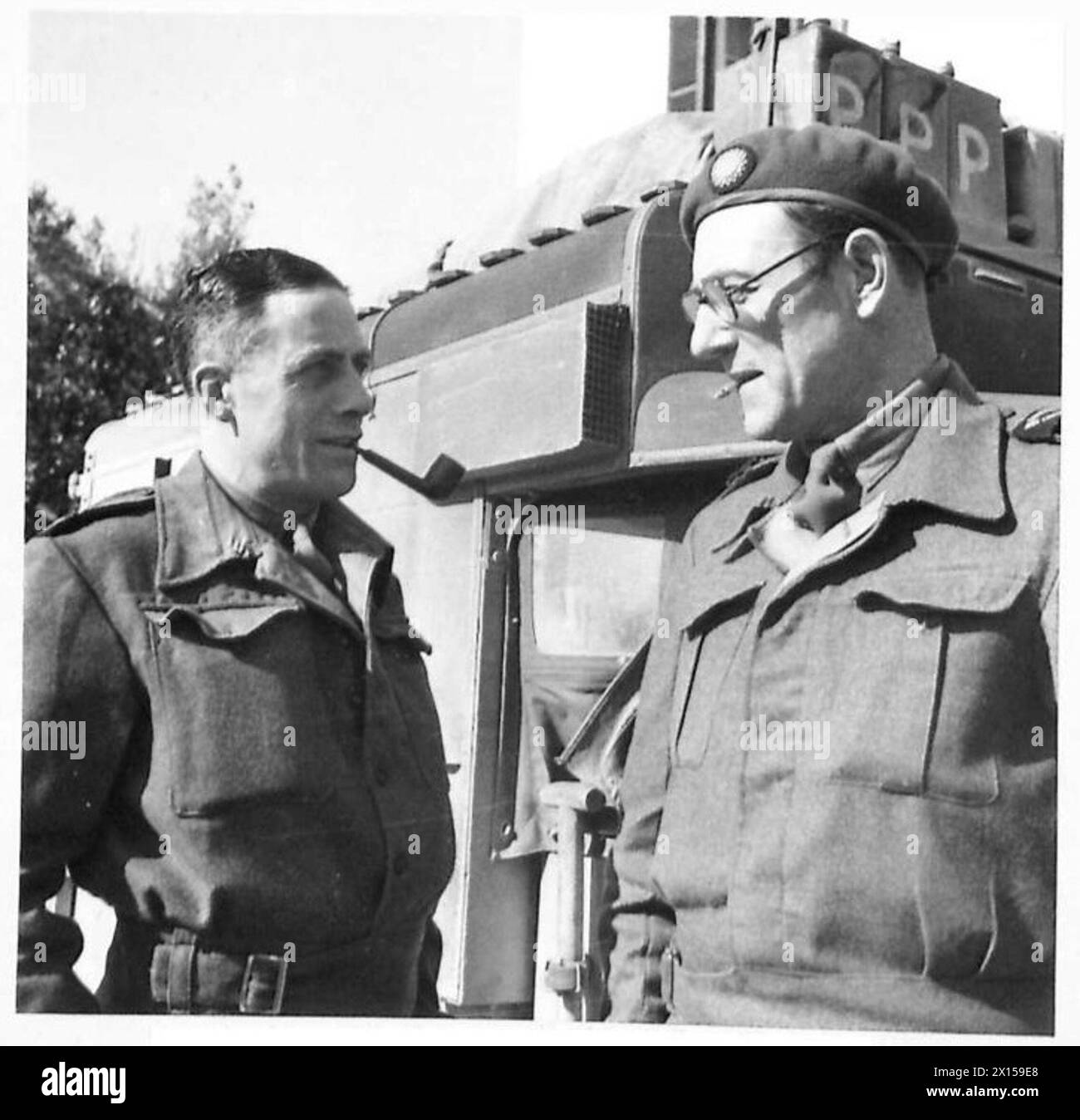 I corrispondenti della BBC Michael Reynolds e Godfrey Talbot coprono notizie dalle operazioni dell'esercito britannico in Nord Africa, Sicilia, Italia, Balcani e Austria, compreso il quartier generale del generale Alexander Foto Stock