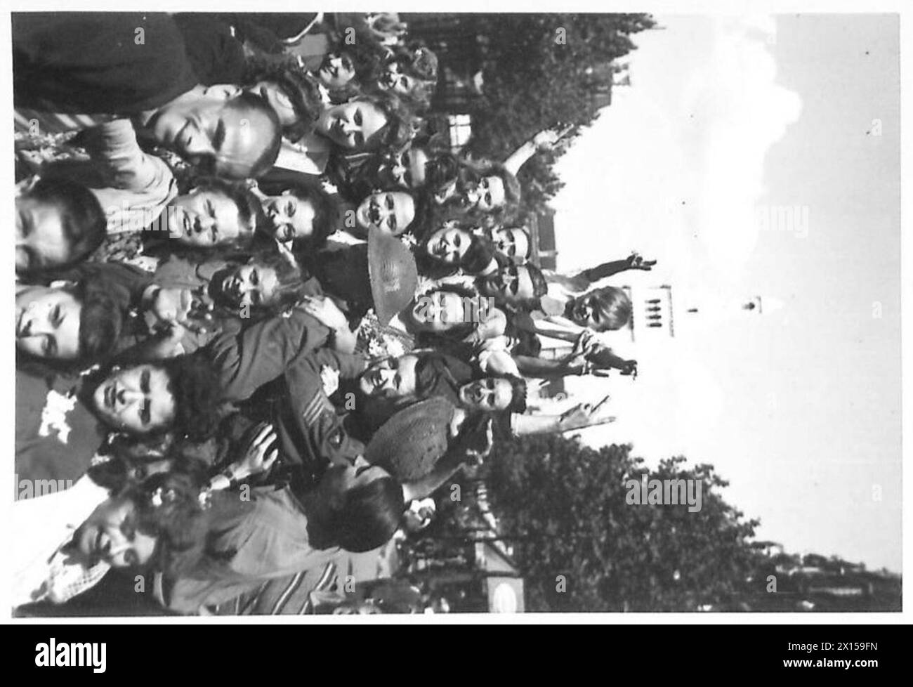 I residenti di Parigi fiancheggiano le strade per accogliere le truppe britanniche, americane, canadesi e francesi che entrano in città dopo la liberazione, catturando le celebrazioni pubbliche durante la seconda guerra mondiale Foto Stock