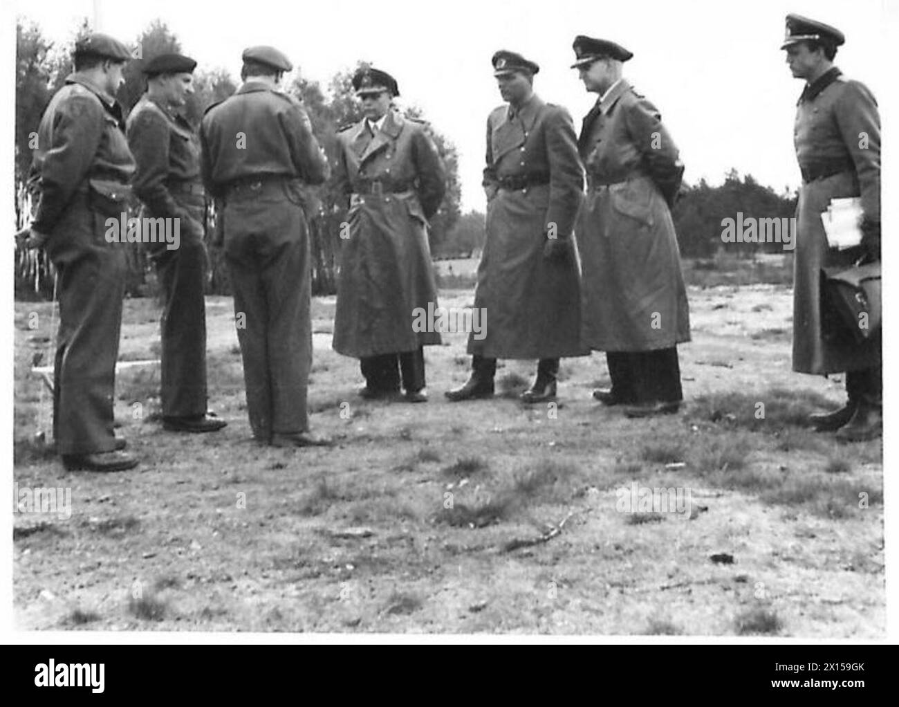 I TEDESCHI CHIEDONO CONDIZIONI DI PACE - il feldmaresciallo Sir Bernard Montgomery con i delegati tedeschi fuori dal suo quartier generale al 21 gruppo Ewart, James Oliver, Montgomery, Bernard Law, Knee, Derek John, Friedeburg, Hans-Georg von, Kinzel, Eberhard, Wagner, Gerhard, Freidel, Hans Jochen, British Army, 21st Army Group Foto Stock