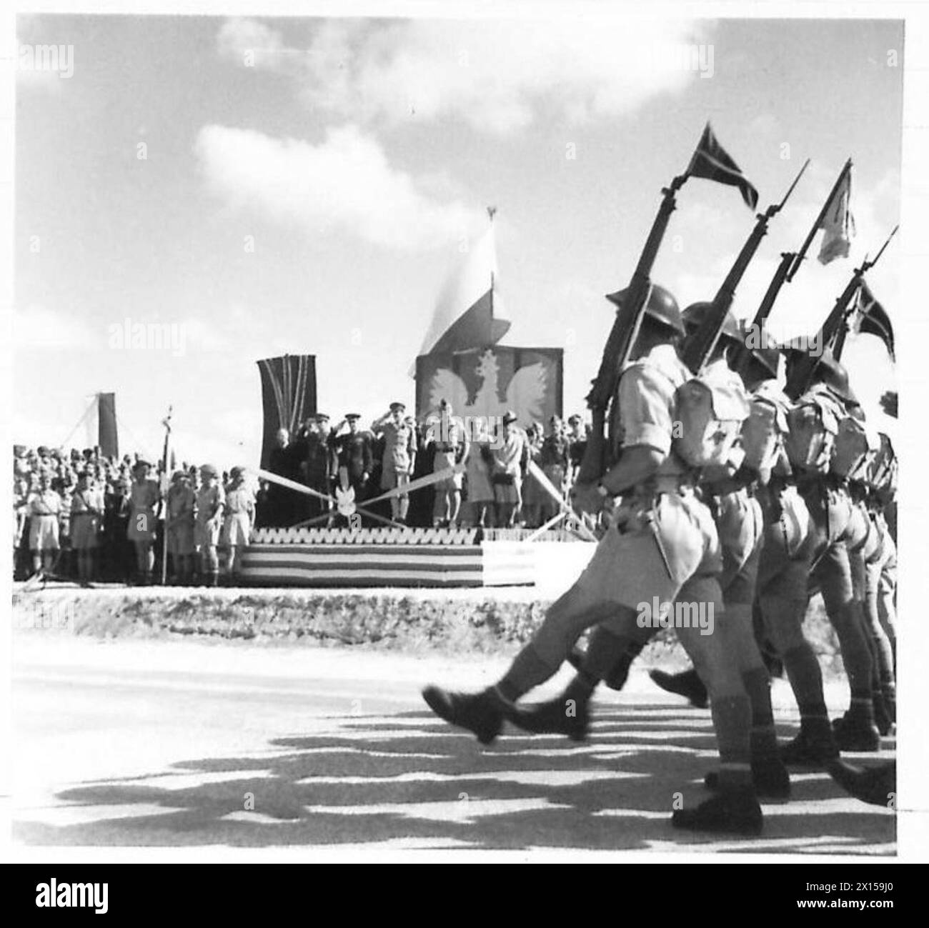Le truppe del 2° corpo polacco marciano oltre una tappa a Gaza durante il 25° anniversario del giorno dell'indipendenza della Polonia, salutato dal maggior generale Frederick Beaumont-Nesbitt e dal generale Władysław Anders. Foto Stock