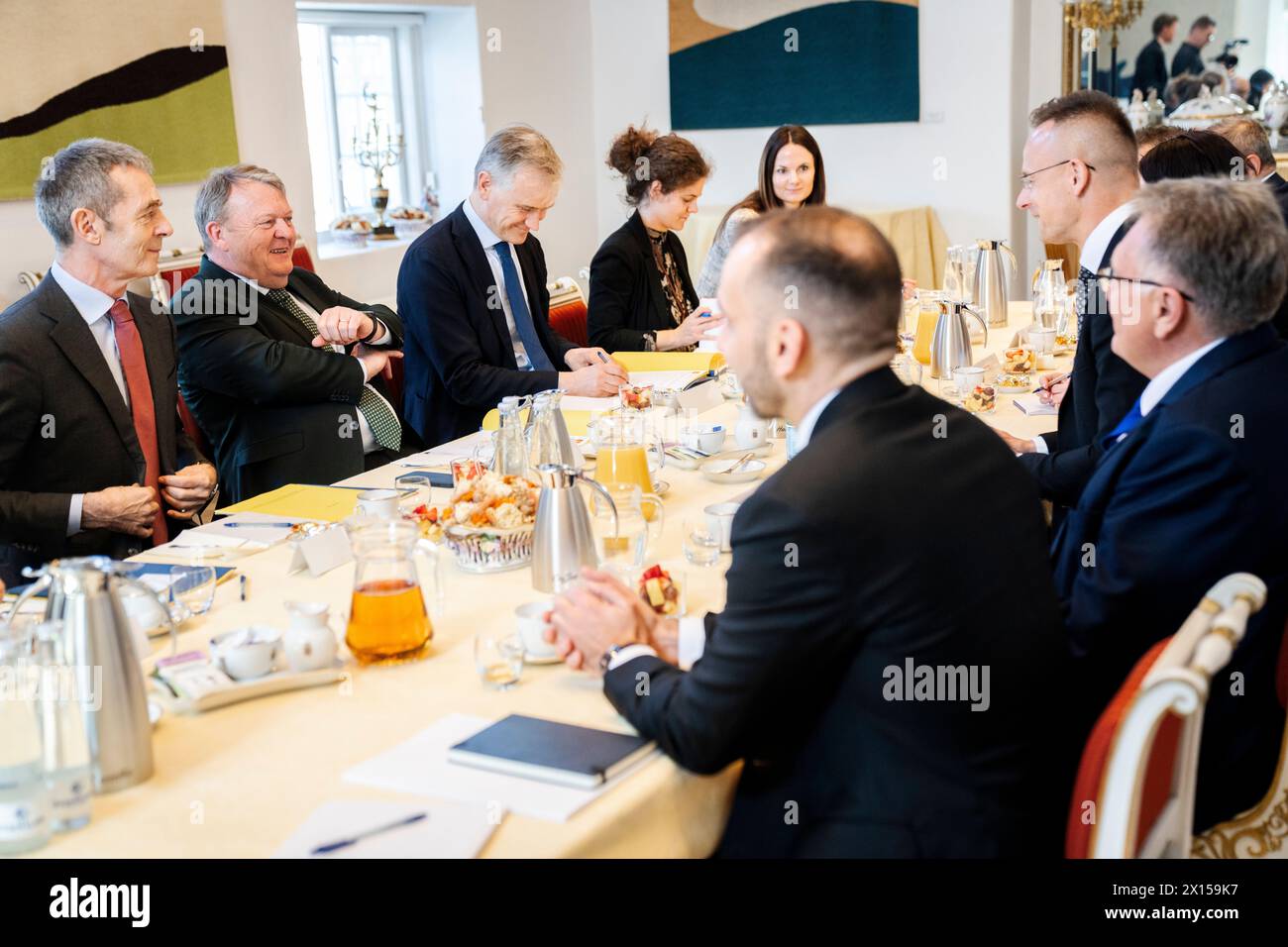 Il ministro degli Esteri danese Lars Loekke Rasmussen (L) e il ministro degli Esteri e del commercio ungherese Peter Szijjarto si incontrano per la loro prima riunione bilaterale a Eigtveds Pakhus a Copenaghen, lunedì 15 aprile 2024. Il sostegno all'Ucraina, l'allargamento dell'UE e il rafforzamento delle frontiere esterne dell'UE sono tra i temi all'ordine del giorno. Questa è la prima volta dal 2018 che a Copenaghen si tiene un incontro bilaterale tra i ministri degli Esteri della Danimarca e dell'Ungheria. (Foto: IDA Marie Odgaard/Ritzau Scanpix) Foto Stock