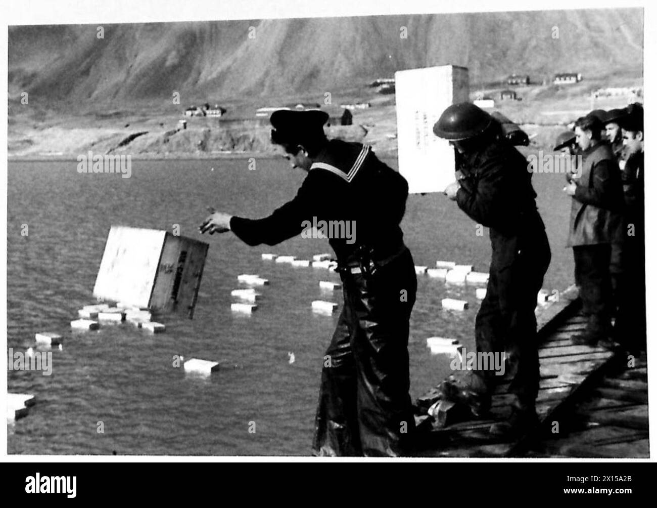 Il personale dell'esercito britannico distrugge esplosivi minerari che non potevano essere rimossi in sicurezza durante il raid di Spitzbergen. Foto Stock