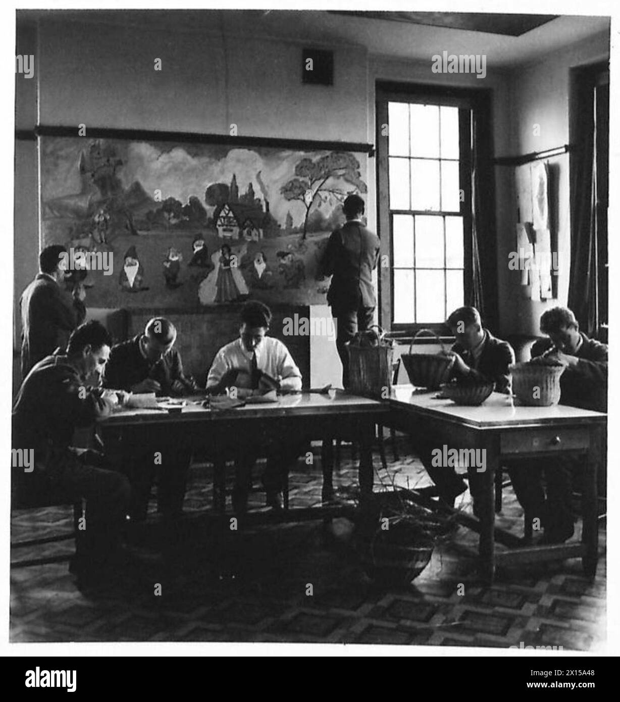 Presso il Convalescent Depot in Irlanda del Nord, il personale del Royal Army Medical Corps conduce la riabilitazione mentale attraverso la terapia occupazionale, tra cui la pittura murale, la fabbricazione di borse e la fabbricazione di cesti, illustrando il supporto medico e la riabilitazione. Foto Stock