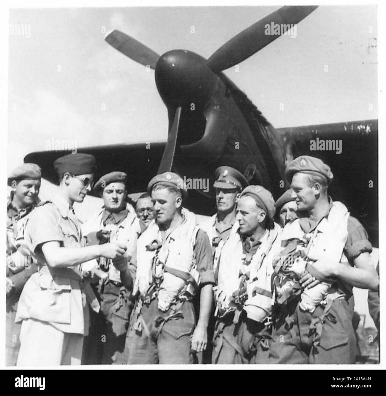F/Flieut. F. Langley fornisce lana di cotone agli uomini "Python" da utilizzare nelle orecchie durante il volo di ritorno dall'Italia all'Inghilterra. Foto Stock F/Flieut. F. Langley fornisce lana di cotone agli uomini "Python" da utilizzare nelle orecchie durante il volo di ritorno dall'Italia all'Inghilterra. Foto Stock