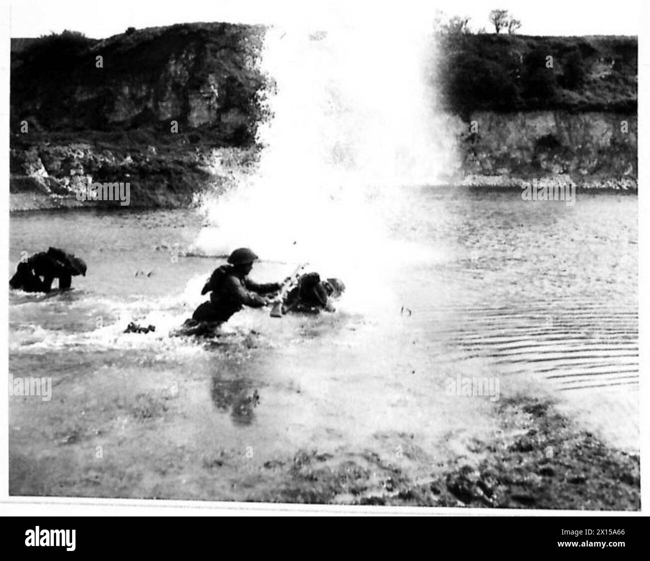 SEGRETO : 48° DIV. SCUOLA DI BATTAGLIA AL BROCKLESBURY PARK, LINCOLNSHIRE. - Truppe che si tuffano in acqua per nuotare con il kit completo dell'esercito britannico Foto Stock