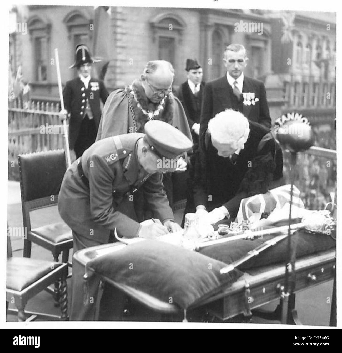 I feldmarescialli Alexander e Brooke visitano l'Irlanda del Nord per assistere alla presentazione della Freedom of Londonderry, British Army. Foto Stock