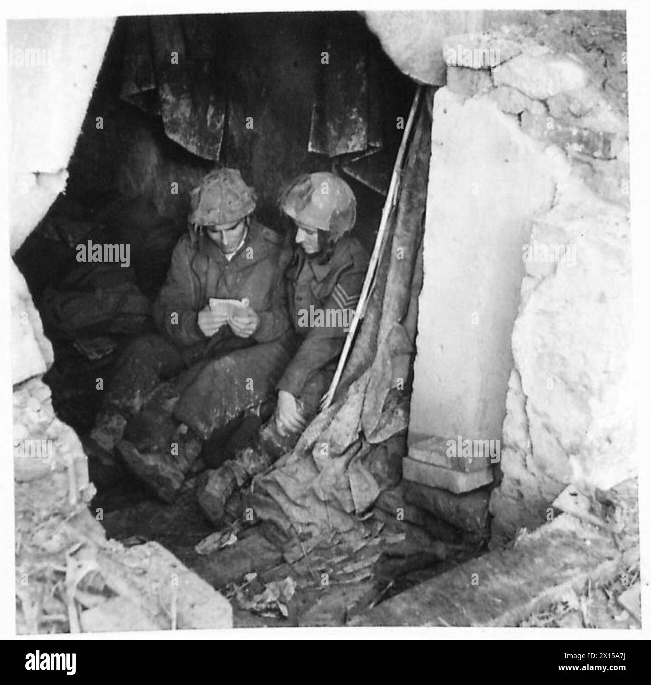 ITALIA: OTTAVO ESERCITO (VARIO) - riposando nel loro scavato, da sinistra a destra, Pte. J. Madden di King's Lynn, Norfolk e Sgt. D. Williams di Bootle, Liverpool British Army Foto Stock