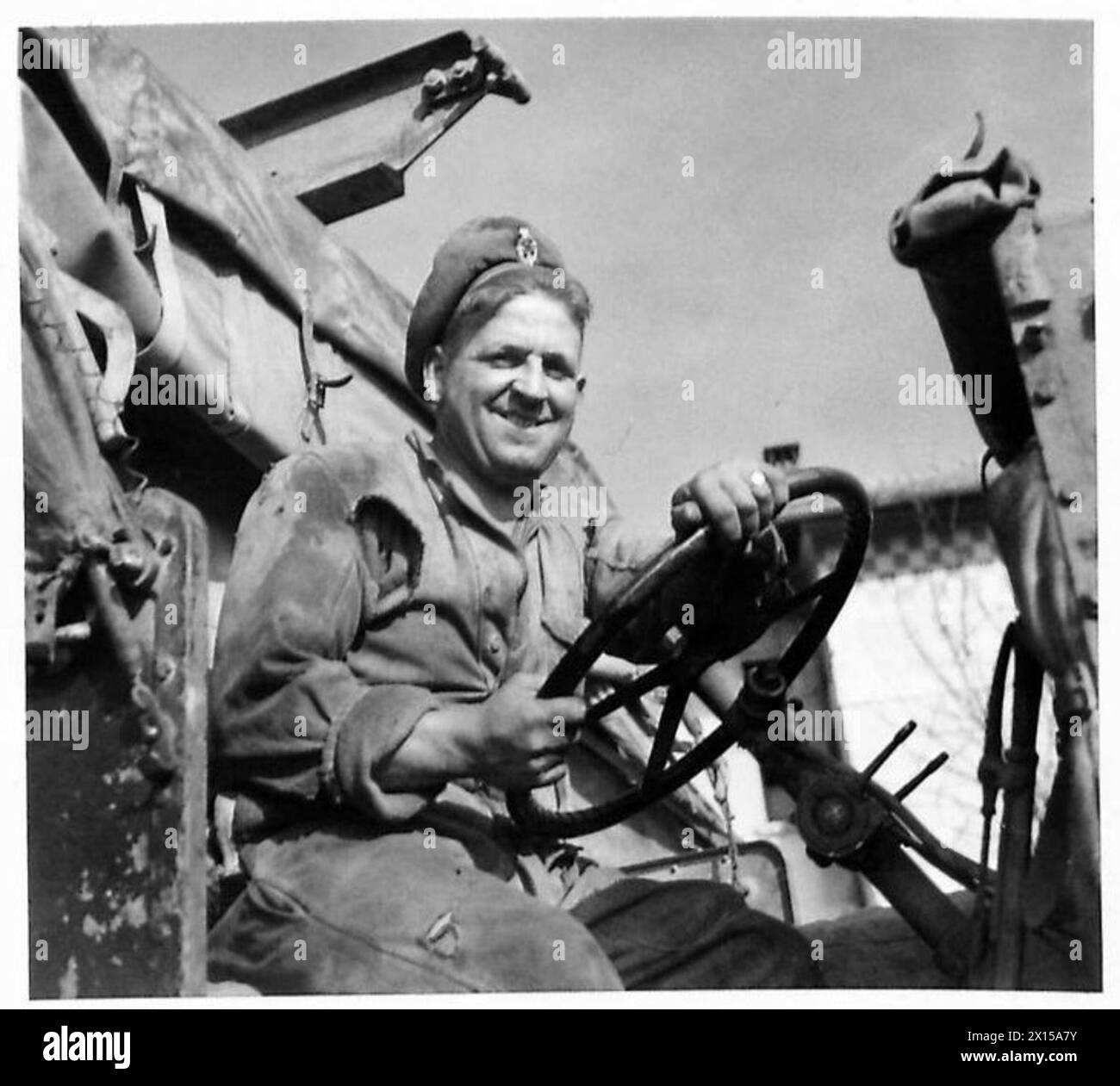 R.G. Cole, 17 anni, di 4 Temple Road, Chiswick, Londra, serve con la 681st Light Recovery Section, R.E.M.E., si unì nel 1939 e partecipò alle campagne dell'VIII Armata nel deserto, in Sicilia e in Italia Foto Stock