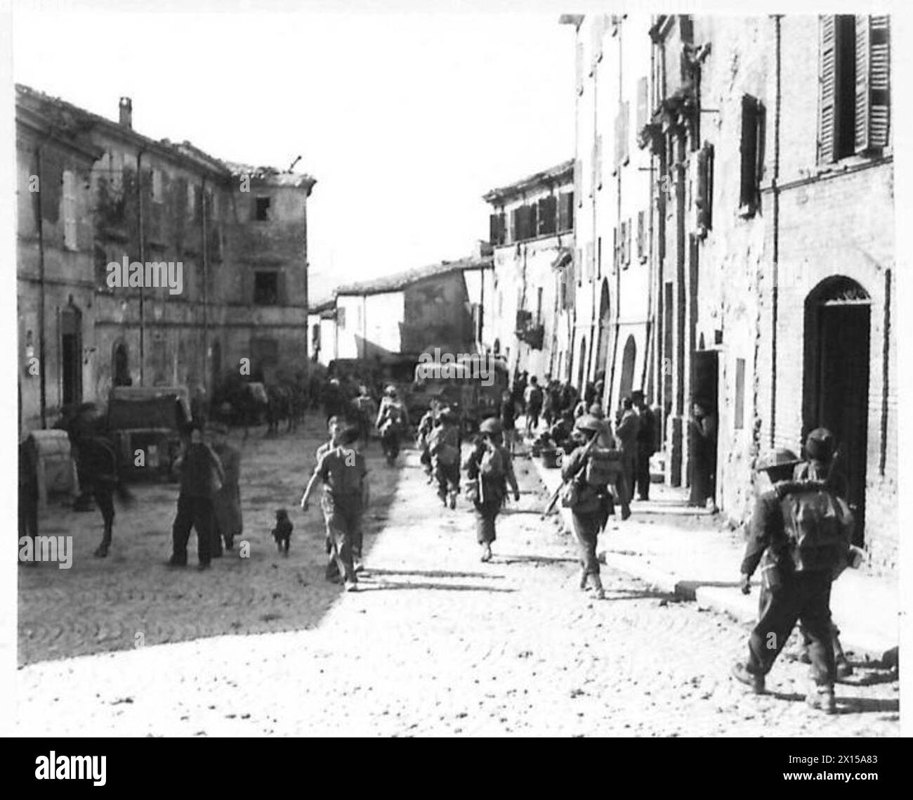 Un plotone di C Company, 2/4 Gurkhas, si muove attraverso un arco a Sogliano al Rubicone, illustrando il movimento delle truppe e la navigazione urbana. Foto Stock