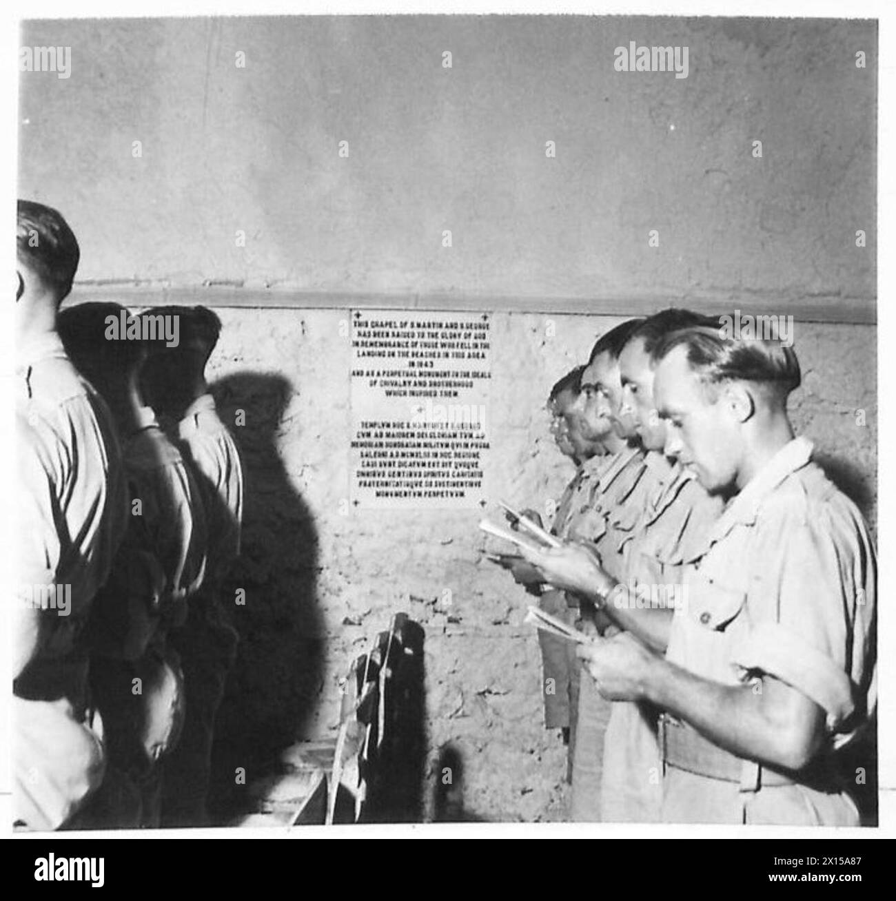 Targa commemorativa all'interno di una chiesa dedicata ai soldati morti a Salerno, in Italia, in commemorazione del personale dell'esercito britannico. Foto Stock