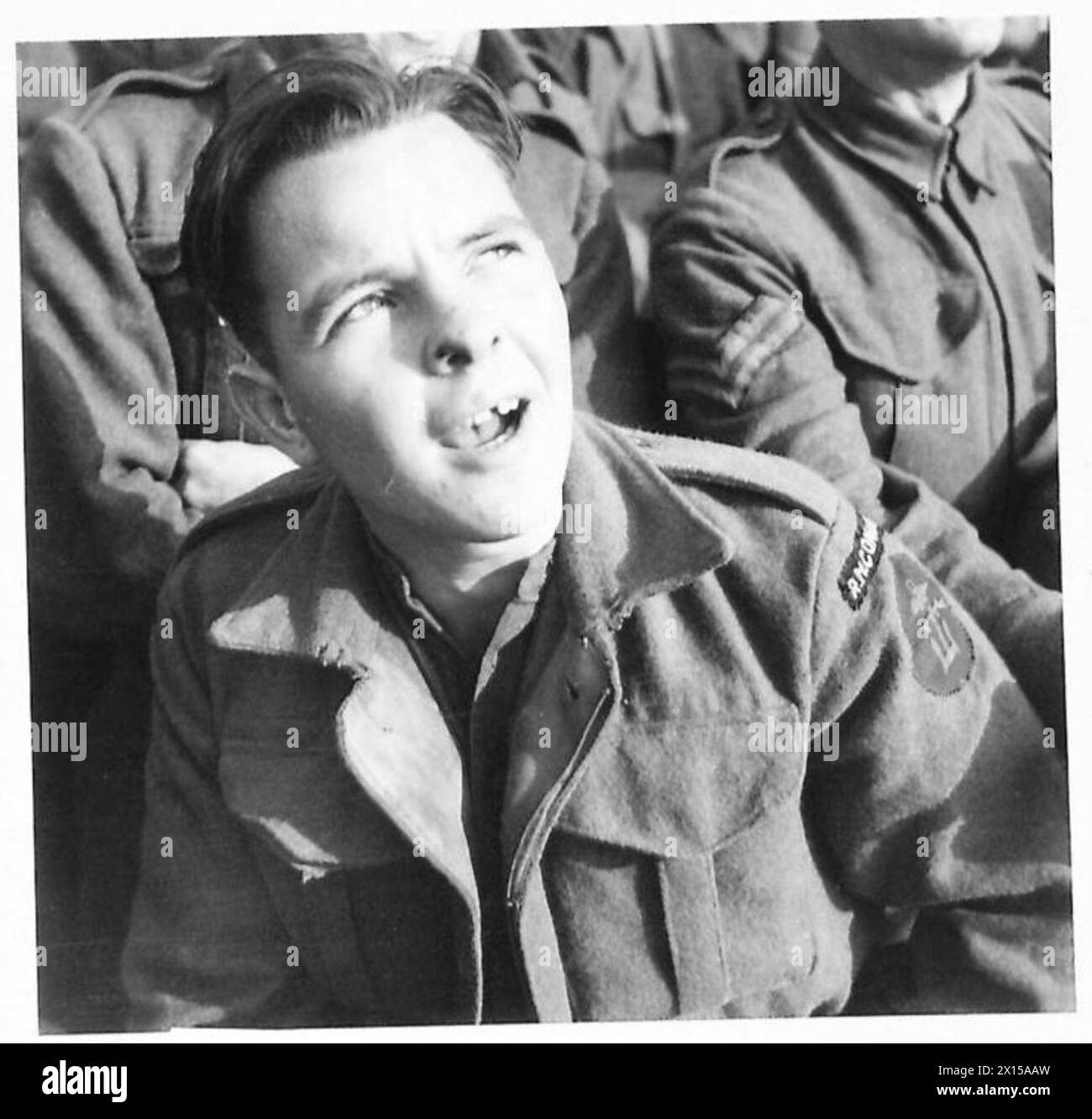 Able Seaman C.R. Hitchcott dei Royal Naval Commandos partecipa a cantare durante il nuovo sbarco alleato a sud di Roma, operazioni dell'esercito britannico. Foto Stock