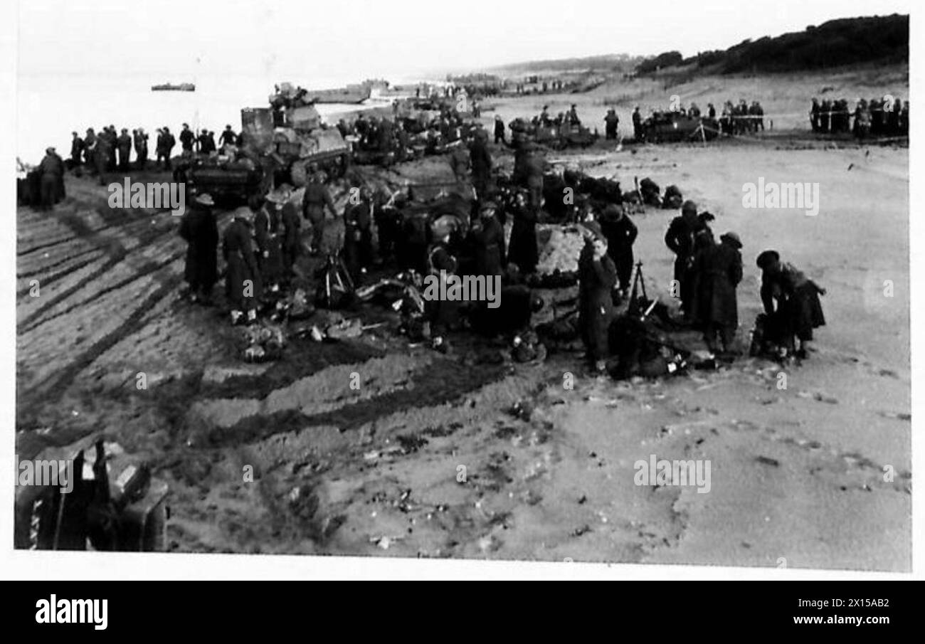 Le forze dell'esercito britannico conducono uno sbarco alleato su una spiaggia a sud di Roma, in Italia, durante le operazioni della seconda guerra mondiale. Foto Stock