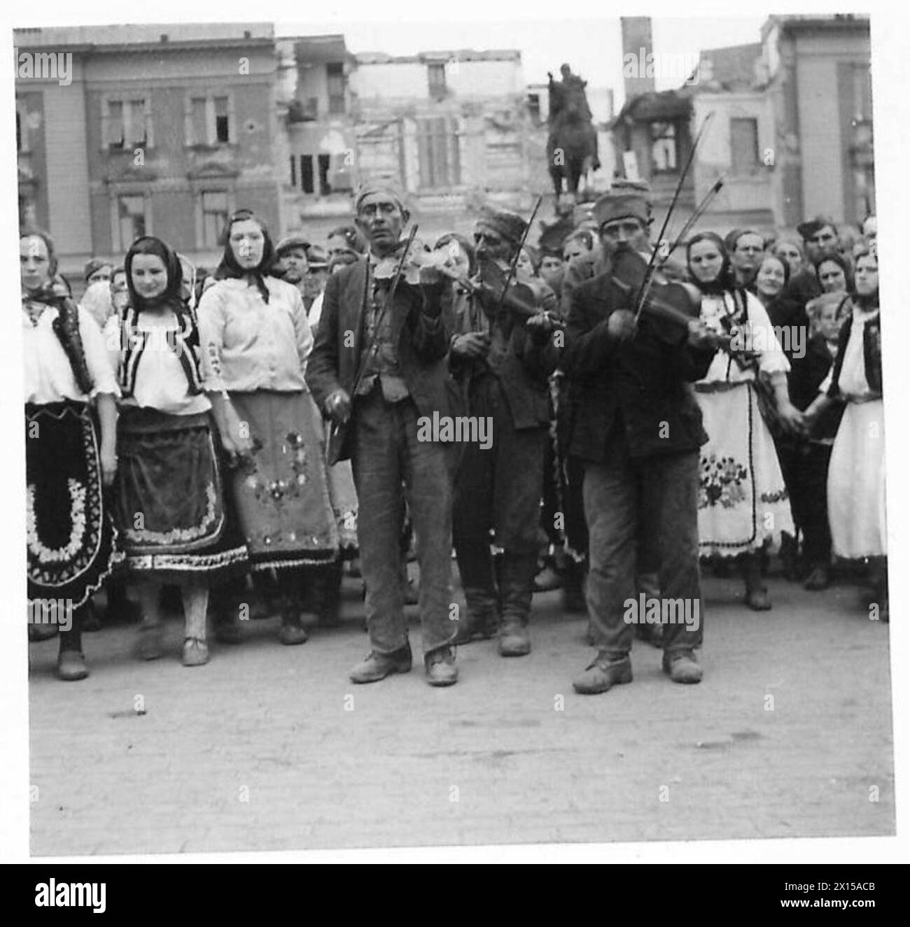 Grandi folle portano bandiere e striscioni, tra cui un'importante Union Jack, durante le celebrazioni in Jugoslavia. Foto Stock
