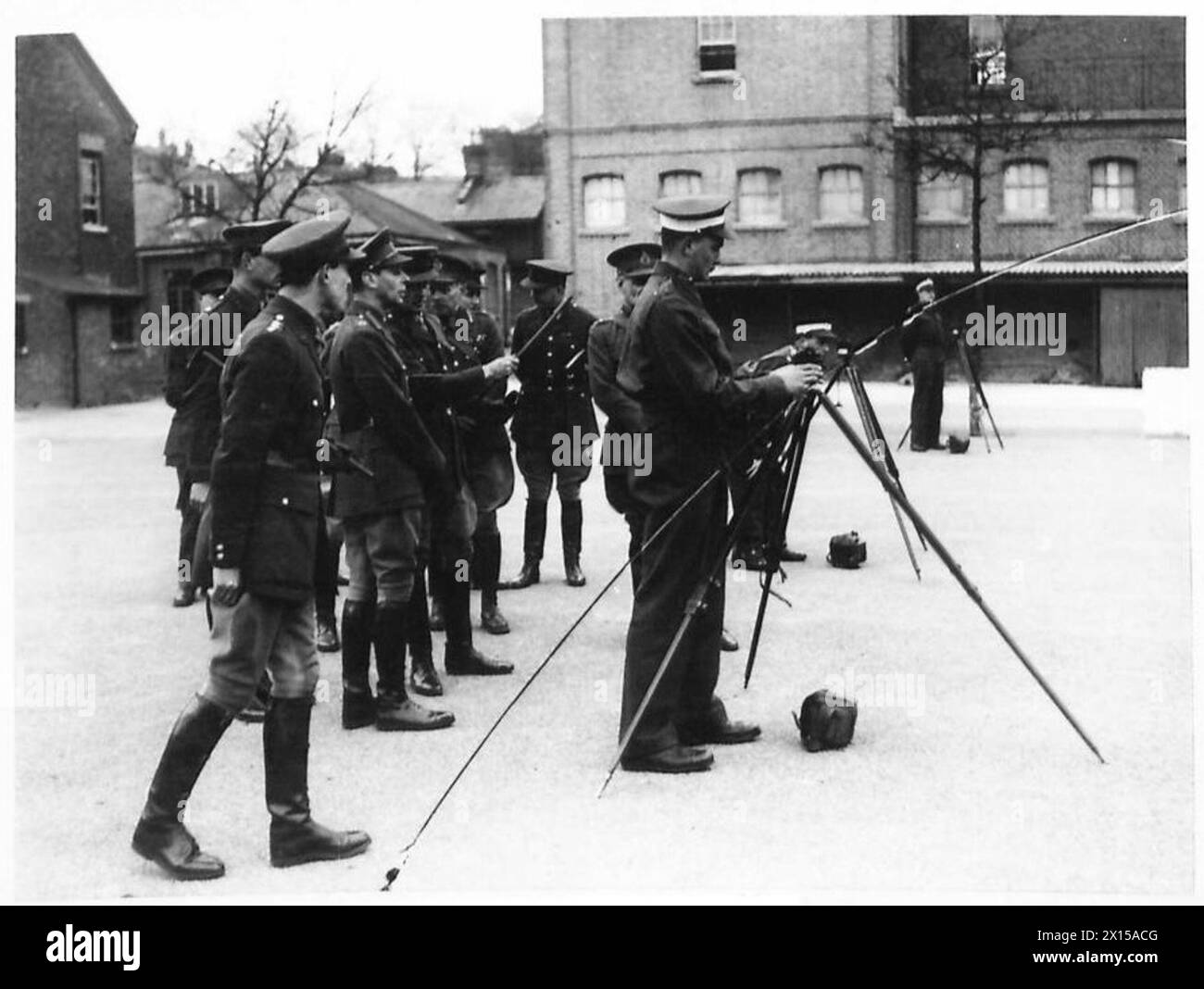 Sua Maestà il Re in visita all'unità O.C.T. di Aldershot, osservando le operazioni militari Foto Stock
