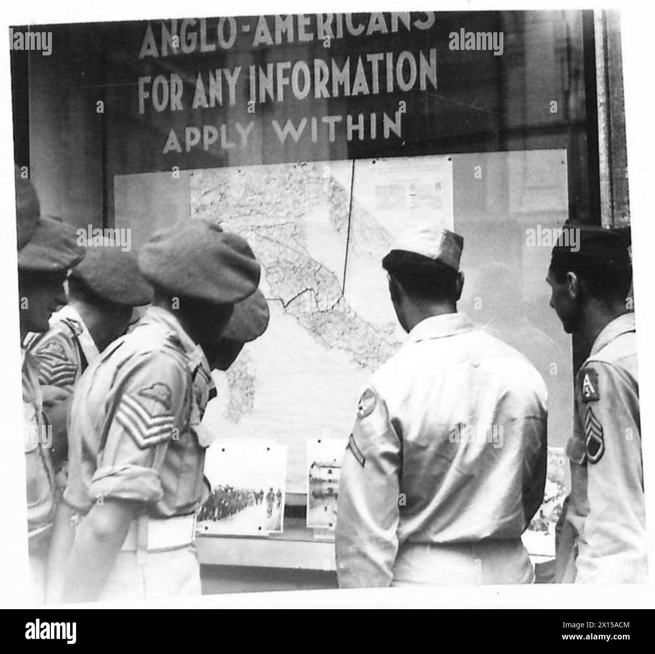 Le truppe britanniche e americane seguono la campagna italiana utilizzando la mappa aggiornata della P.W.B. per tracciare le operazioni in Italia. Foto Stock