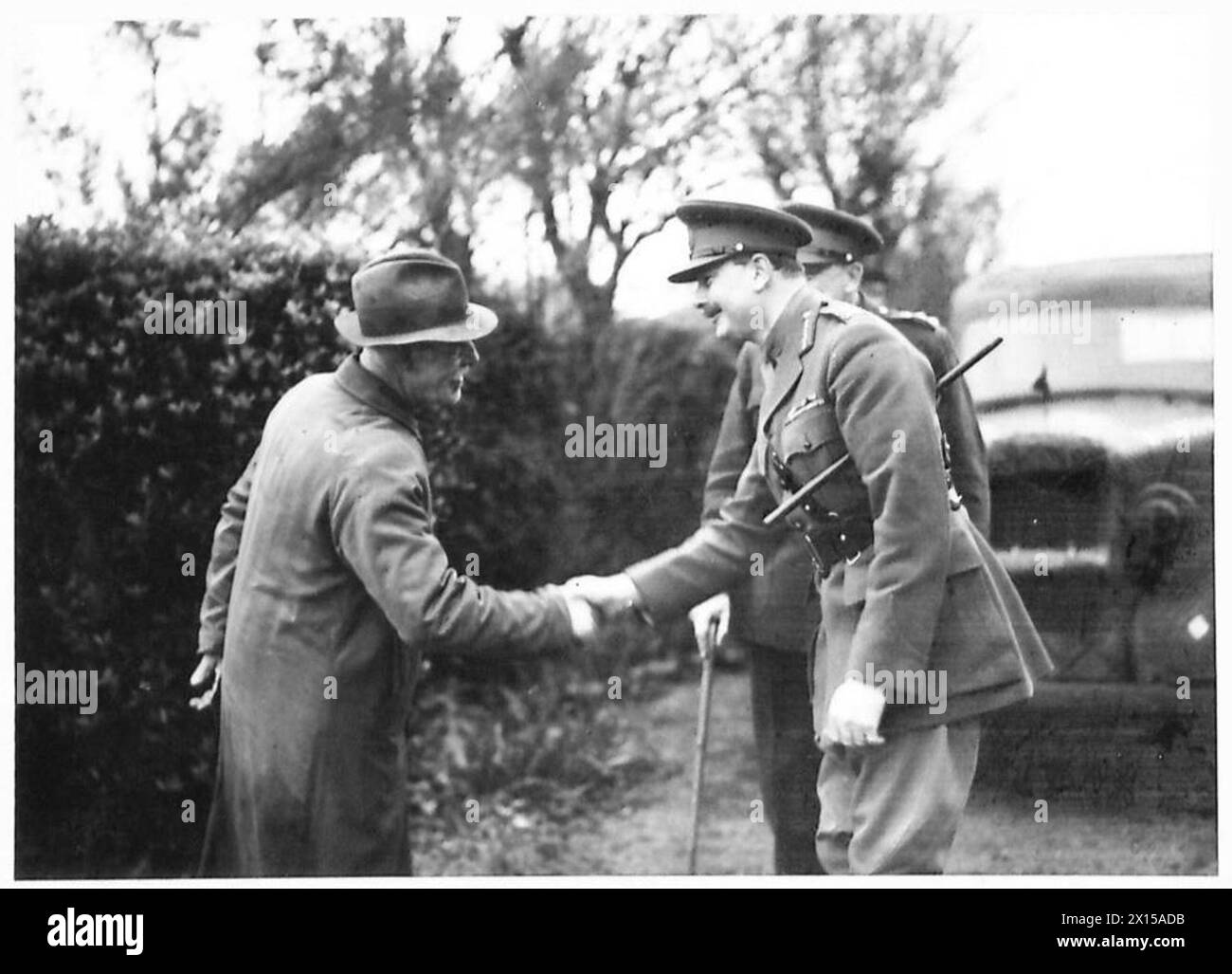 Il duca di Gloucester incontra il pescatore locale Arthur Noyse nell'Anglia orientale, che gli concede l'accesso a una sezione sgombra di spiaggia minata sotto supervisione militare per la pesca. Foto Stock