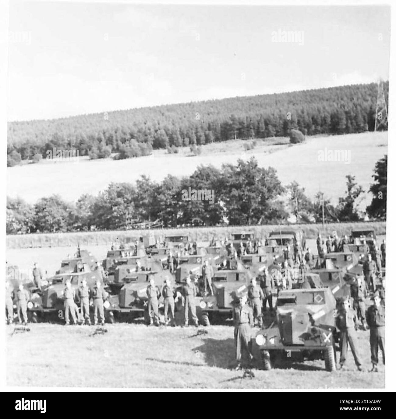 Veicoli e conducenti di un reggimento di ricognizione posti per ispezione durante il servizio militare. Foto Stock