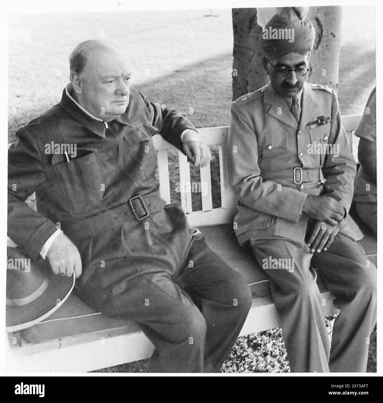 Winston Churchill parla con il tenente colonnello Sir Sikander Hyat Khan nei giardini dell'ambasciata britannica al Cairo, illustrando le relazioni diplomatiche e militari durante la seconda guerra mondiale. Foto Stock