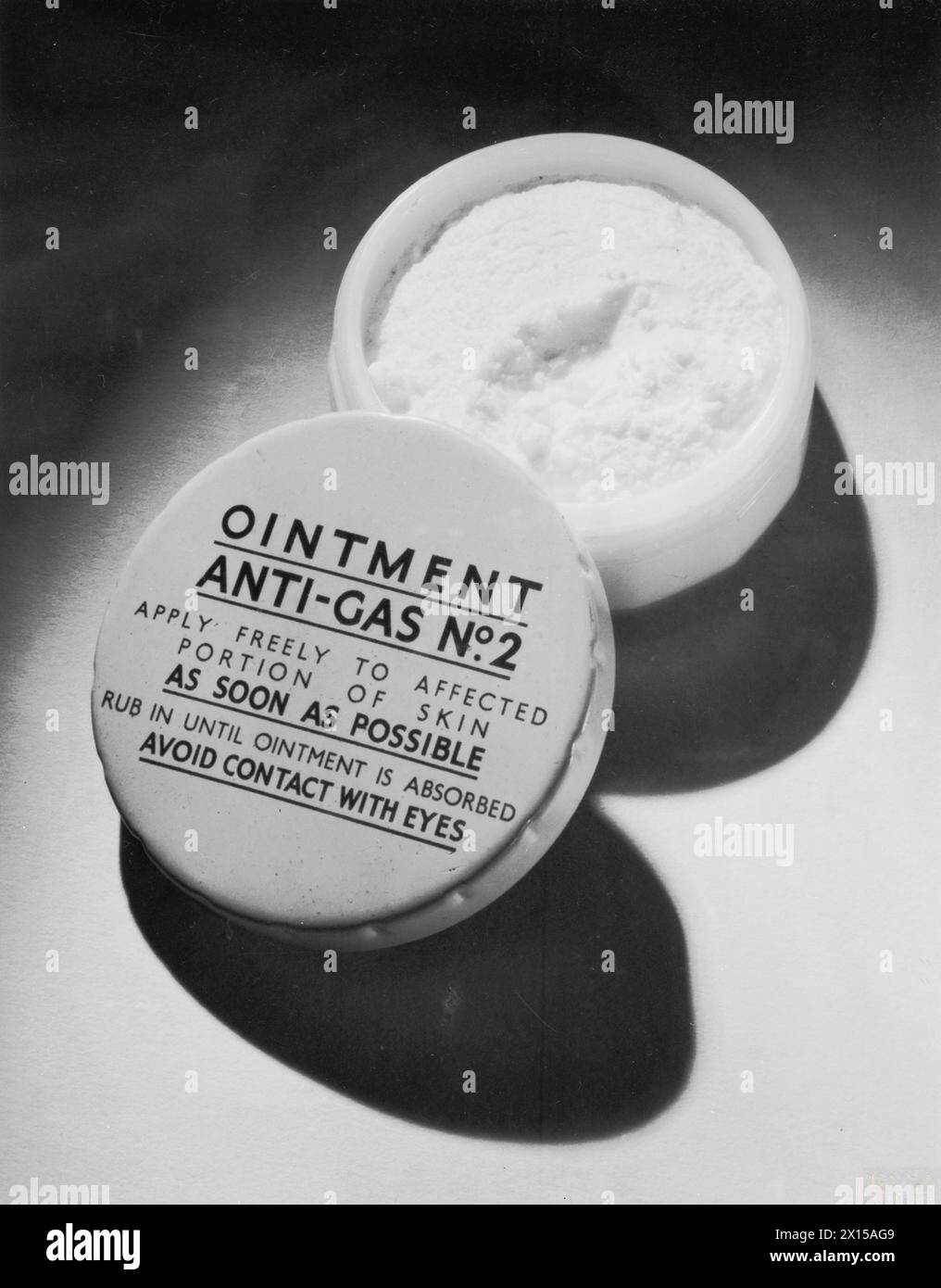 L'unguento anti-gas n. 2 viene utilizzato durante la seconda guerra mondiale per trattare le ustioni da gas di senape. Foto Stock
