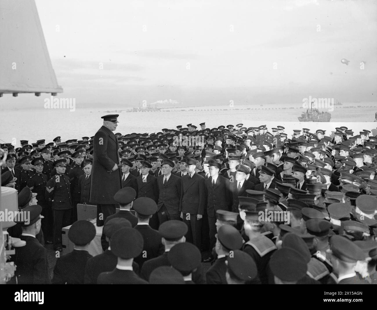 A.V. Alexander, primo Lord dell'Ammiragliato, si rivolge alla compagnia della nave a bordo della HMS Belfast, un incrociatore leggero, durante una visita di tre giorni alla Home Fleet a Scapa Flow nel gennaio 1943. Negativo fotografico. Foto Stock