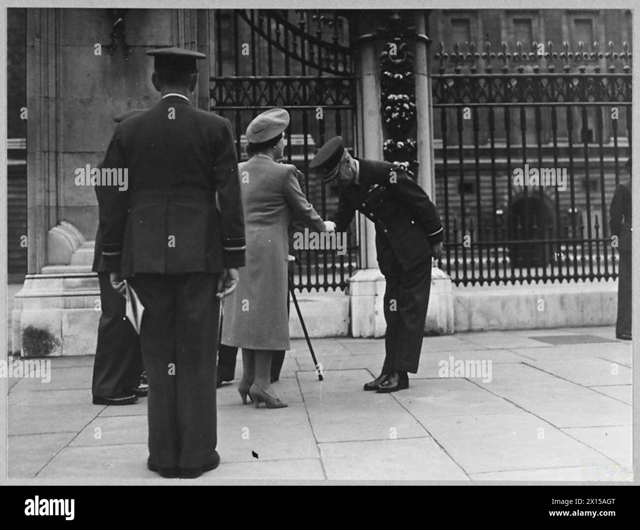 THE BATTLE OF BRITAIN PARADE : - per l'introduzione vedi CH.11157 Picture (pubblicato nel 1943) mostra - la Regina saluta il maresciallo capo dell'aviazione Sir Hugh Dowding che era Air Officer Commanding-in-Chief Fighter Command durante la Battaglia della Britannia Royal Air Force Foto Stock