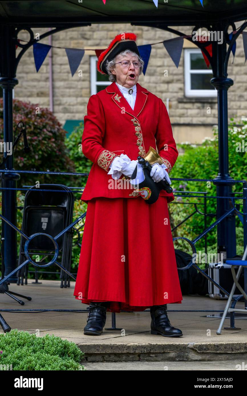 Donna piangente (uniforme colorata da donna piangente) che proclamava, facendo forte annuncio pubblico e annuncio - Ilkley, West Yorkshire, Inghilterra, Regno Unito. Foto Stock