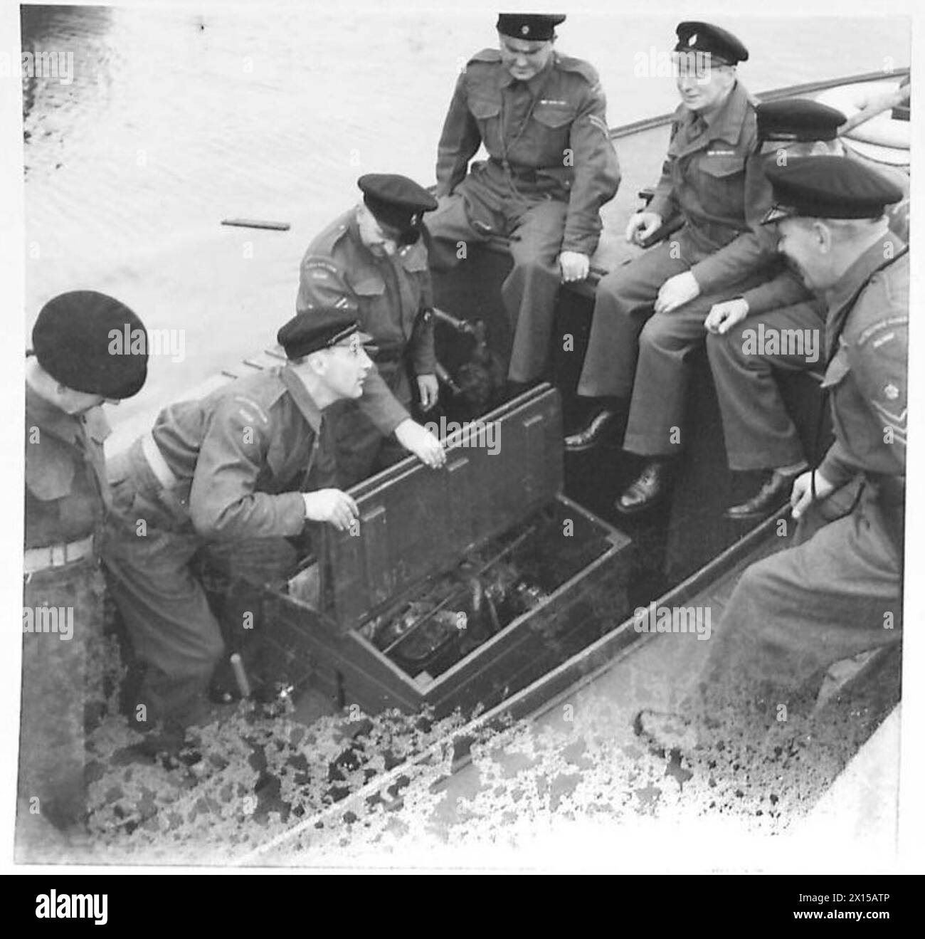 I motori delle barche a motore della guardia domestica sono ispezionati prima di essere gettati per compiti di pattuglia dall'esercito britannico. Foto Stock