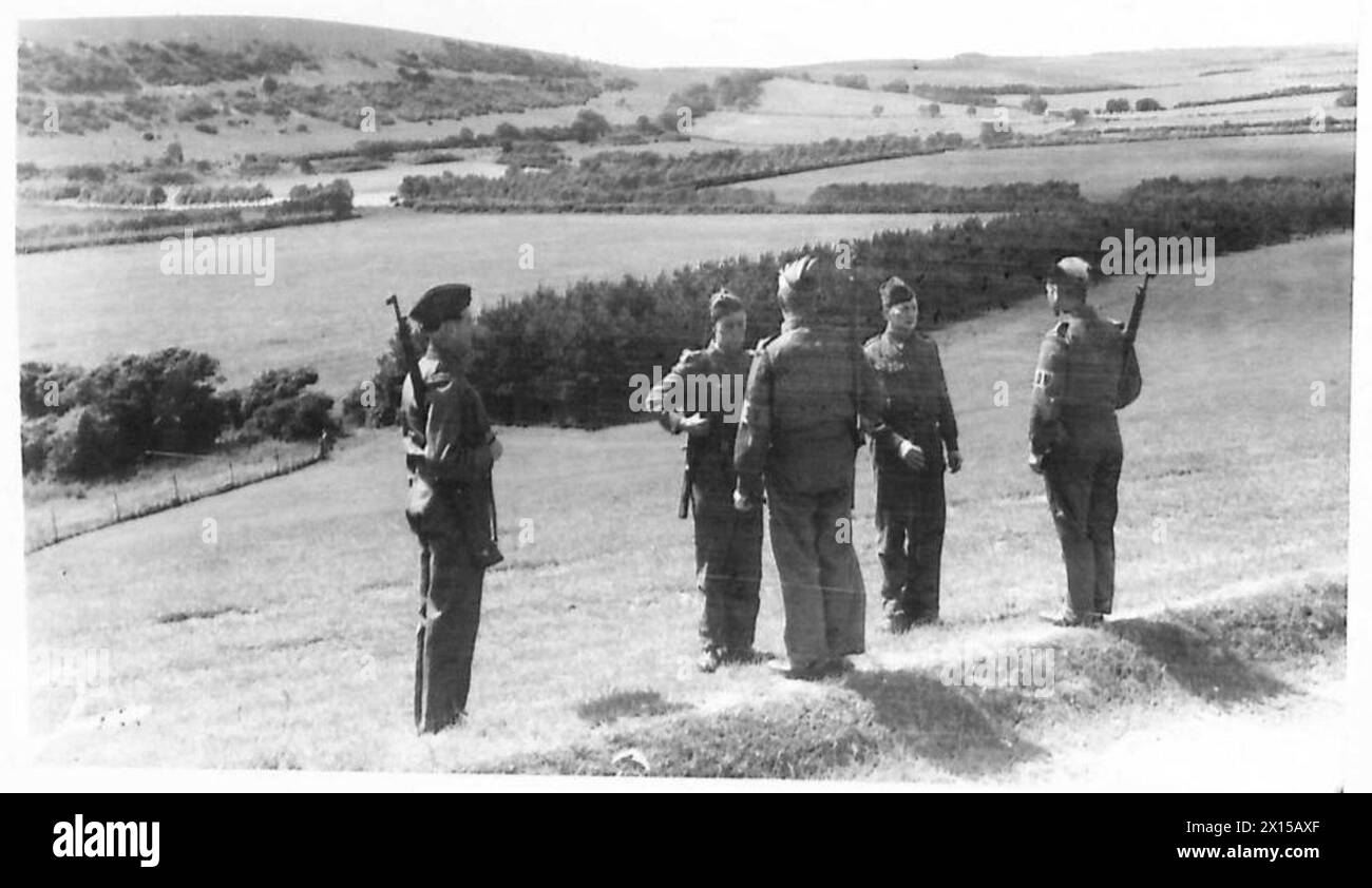 I volontari della difesa locale cambiano pattuglia a Findon, nel West Sussex, come parte delle difese interne, British Army. Foto Stock