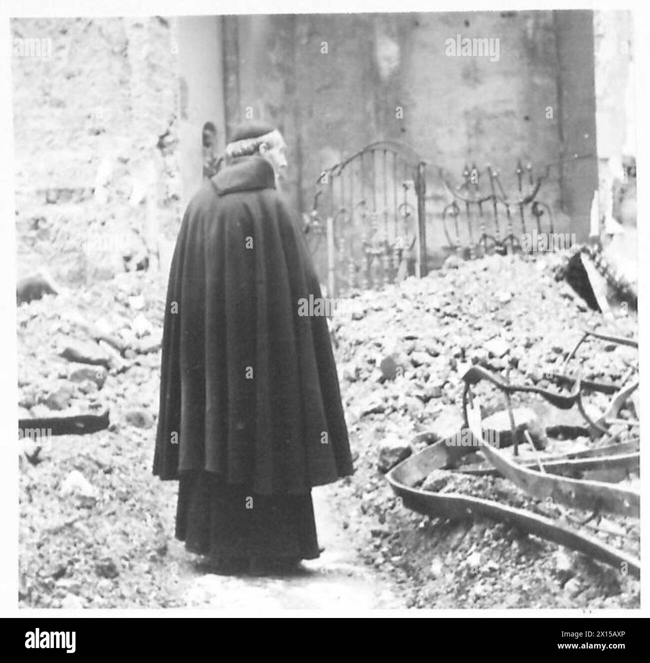 Un monaco osserva le rovine di una chiesa a Napoli, mentre l'annesso monastero francescano rimane intatto durante le operazioni della Quinta Armata. Foto Stock