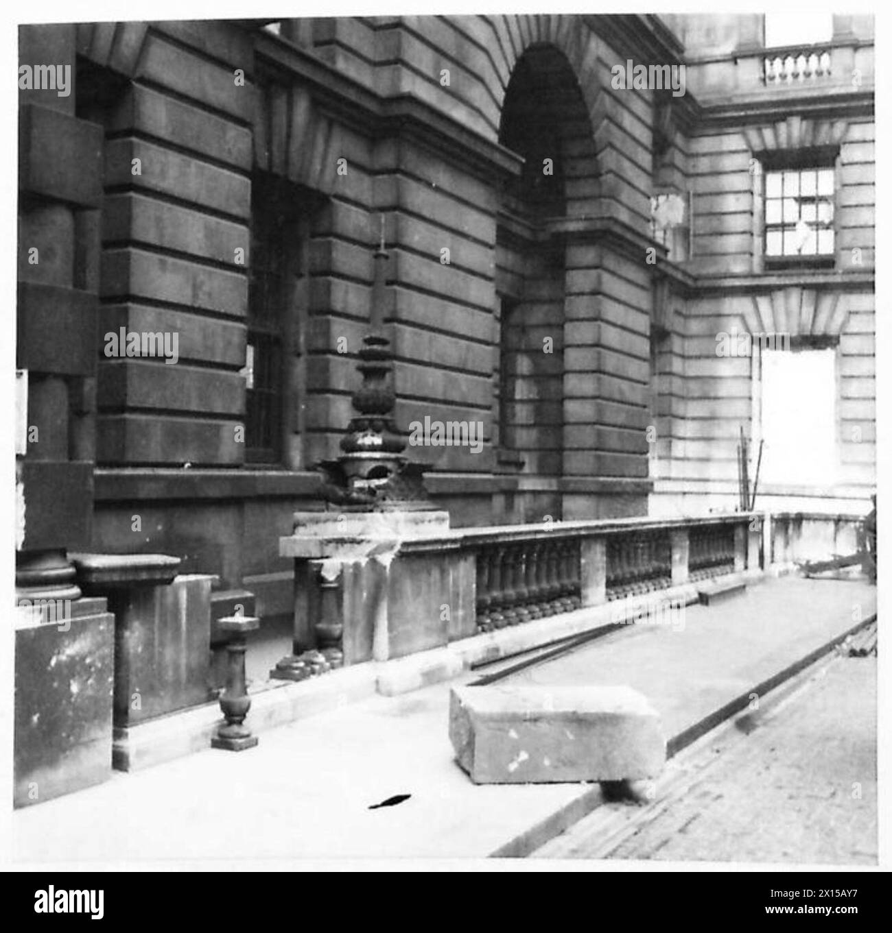 L'edificio del War Office subisce danni al Quadrangle Entrance e al lato di Whitehall Court a seguito di un attacco aereo nemico l'8 ottobre 1940. Foto Stock