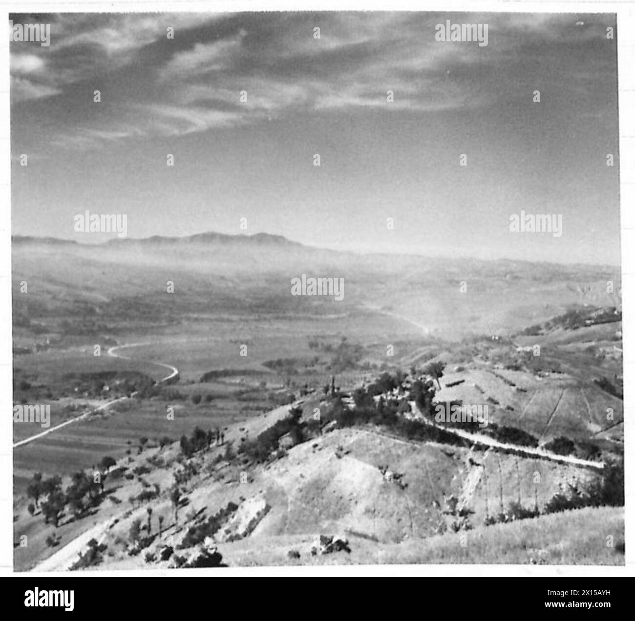 Le fotografie del Belvedere Foglience mostrano la linea Gotica, il fiume Foglia, la strada principale a est di Pesaro, e il terreno difeso dai tedeschi su cui combatté la 46a Divisione (britannica). Foto Stock