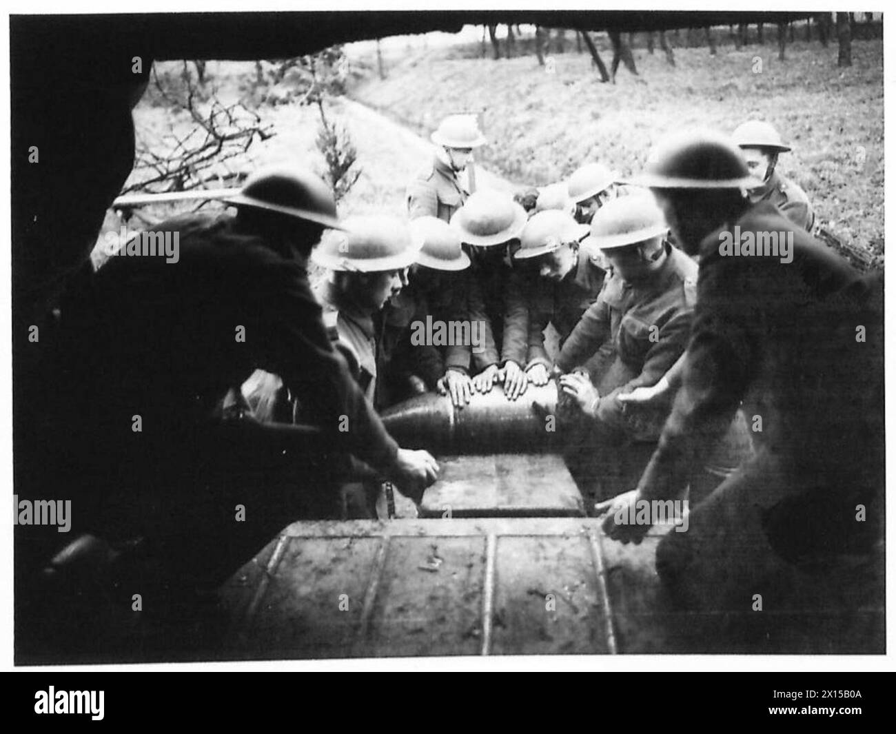 Un proiettile viene sganciato da un camion come parte delle procedure operative e di gestione delle munizioni dell'esercito britannico. Foto Stock Un proiettile viene sganciato da un camion come parte delle procedure operative e di gestione delle munizioni dell'esercito britannico. Foto Stock
