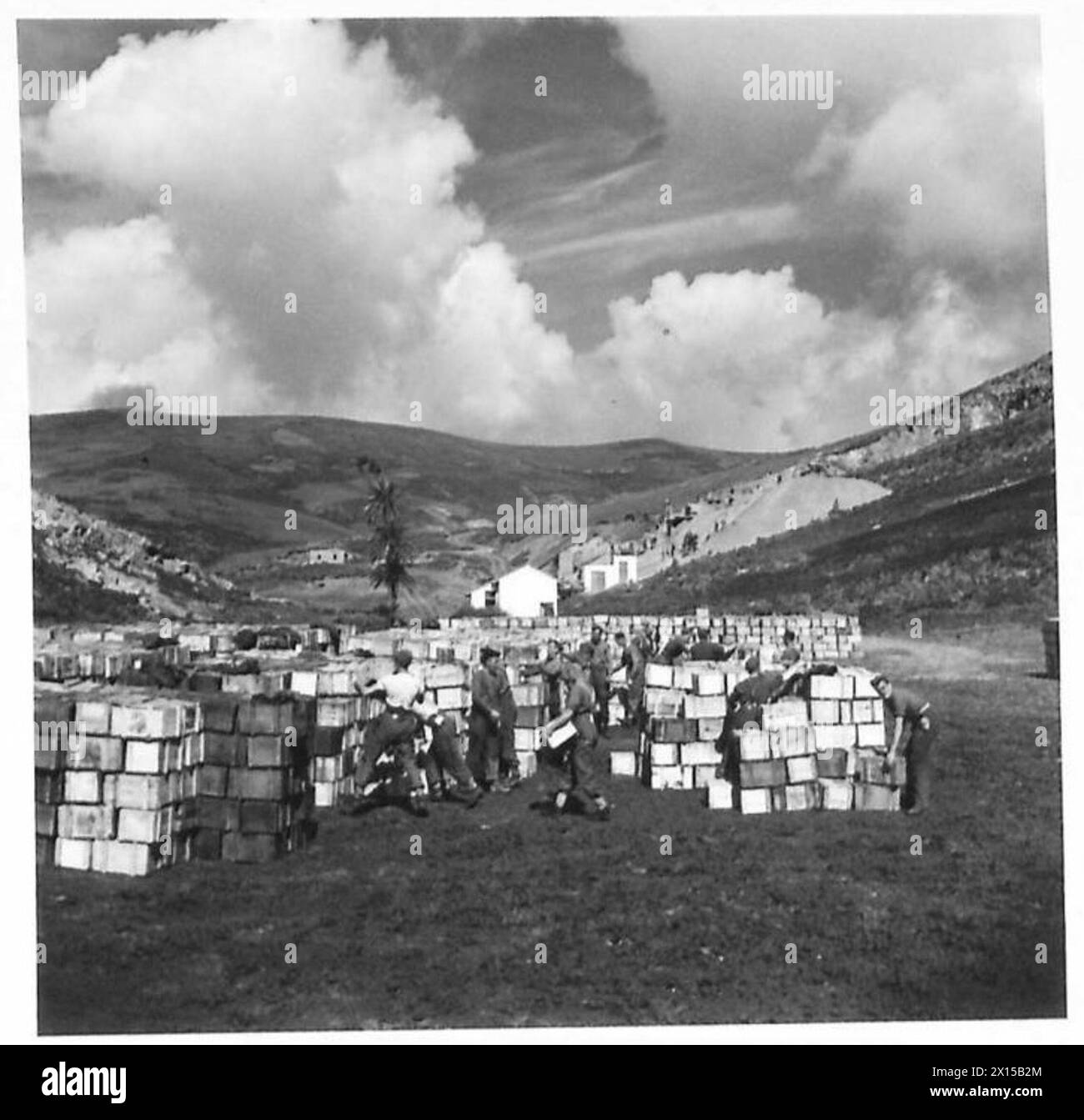 Una visione generale di una discarica di compo ration che mostra le scorte immagazzinate e la logistica per le truppe. Foto Stock