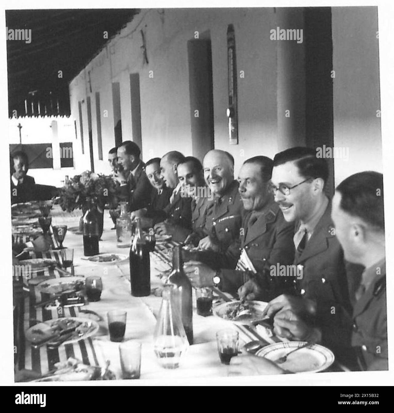 Gli ufficiali alleati partecipano a un banchetto formale in Tunisia come parte delle relazioni diplomatiche e militari. Foto Stock