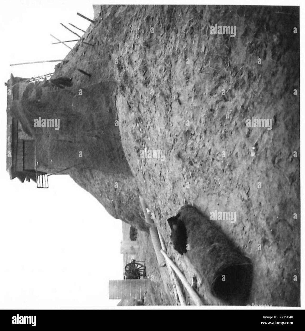 Un British Army Battery Observation Post utilizza tecniche mimetiche per nascondere personale e attrezzature, migliorando le capacità di sopravvivenza e osservazione durante le operazioni di guerra. Foto Stock