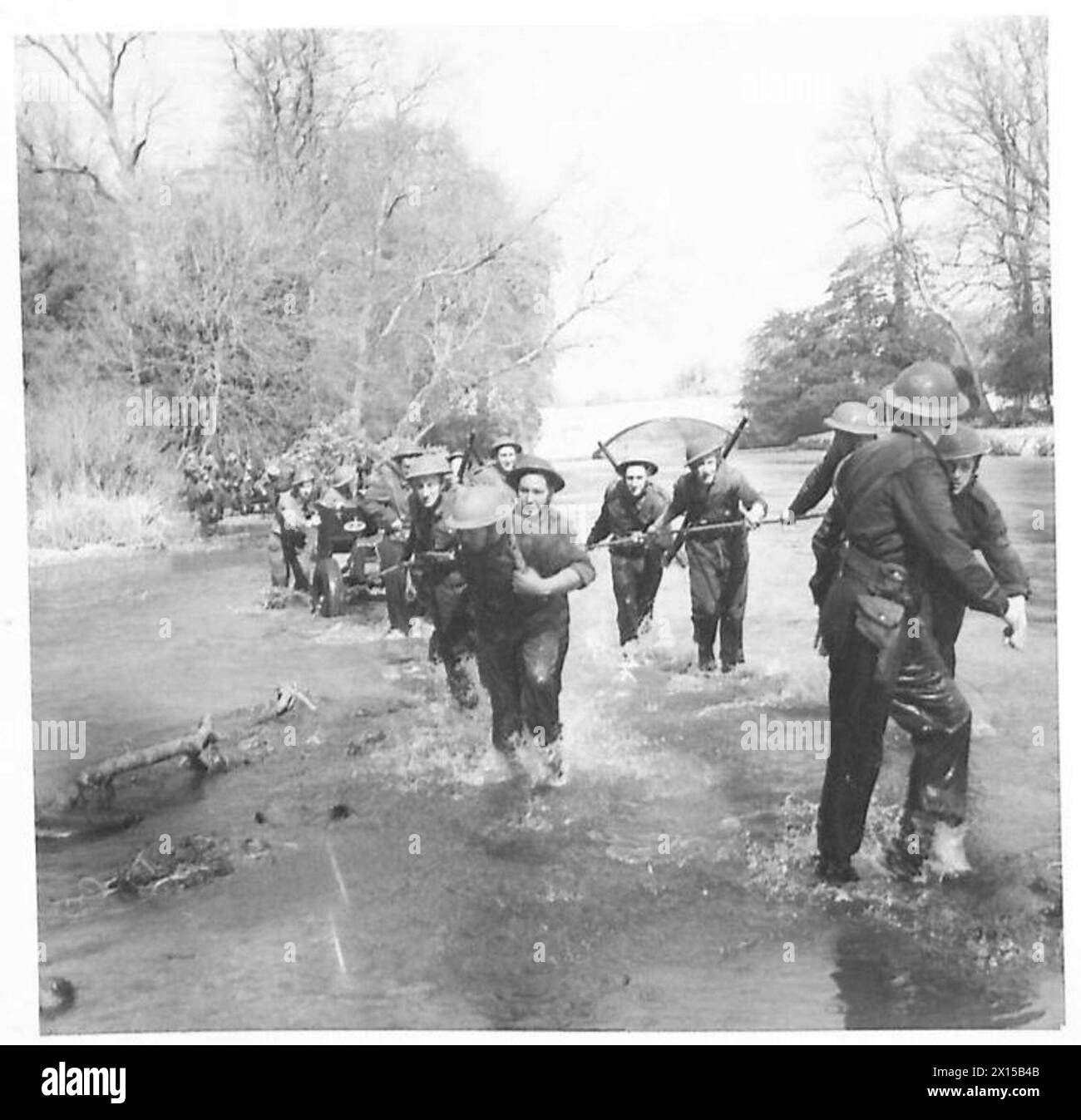 PORTARE LE ARMI ATTRAVERSO Un FIUME - la scena durante l'attraversamento mostra i cannoni inondati che trasportano la loro pistola attraverso il British Army Foto Stock