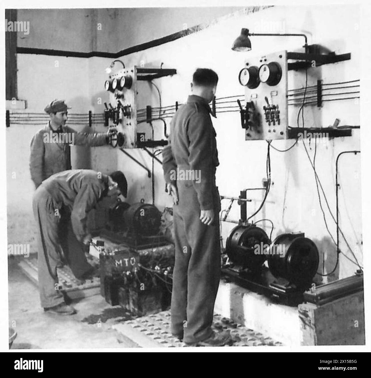 Un angolo del negozio di ricarica delle batterie in un'officina di base avanzata in Italia supporta le operazioni di artiglieria dell'esercito britannico. Foto Stock