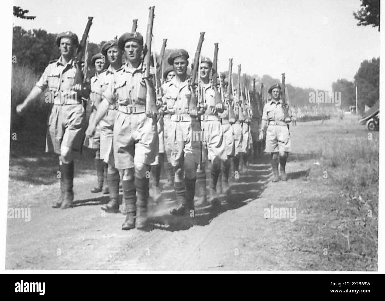 Un battaglione parte dopo una parata e un'ispezione, concludendo la presentazione dei premi sotto la supervisione dell'esercito britannico. Foto Stock