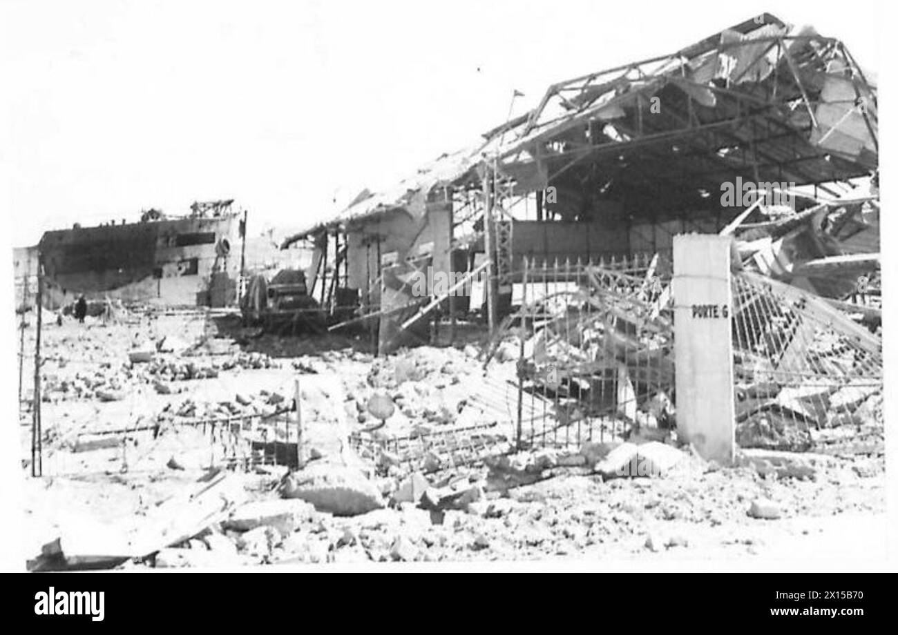 Le scene sul lungomare e le aree di attracco a Tunisi seguono all'entrata degli Alleati, evidenziando i risultati di attacchi accurati da parte delle forze aeree alleate. Foto Stock