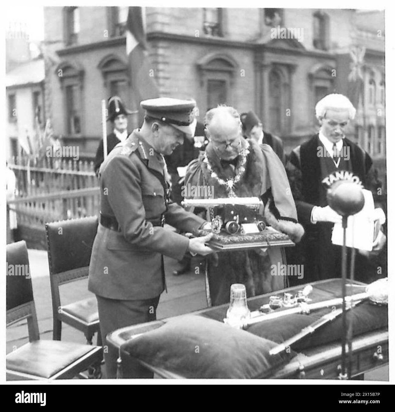 I feldmarescialli Alexander e Brooke partecipano alla presentazione della Freedom of Londonderry in Irlanda del Nord. Foto Stock