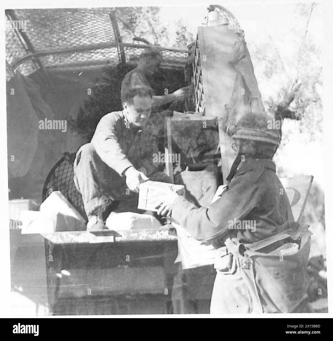 Un corriere consegna la posta a un ufficio postale mobile da 3 tonnellate, dove viene preventivamente smistata sul fronte italiano Foto Stock