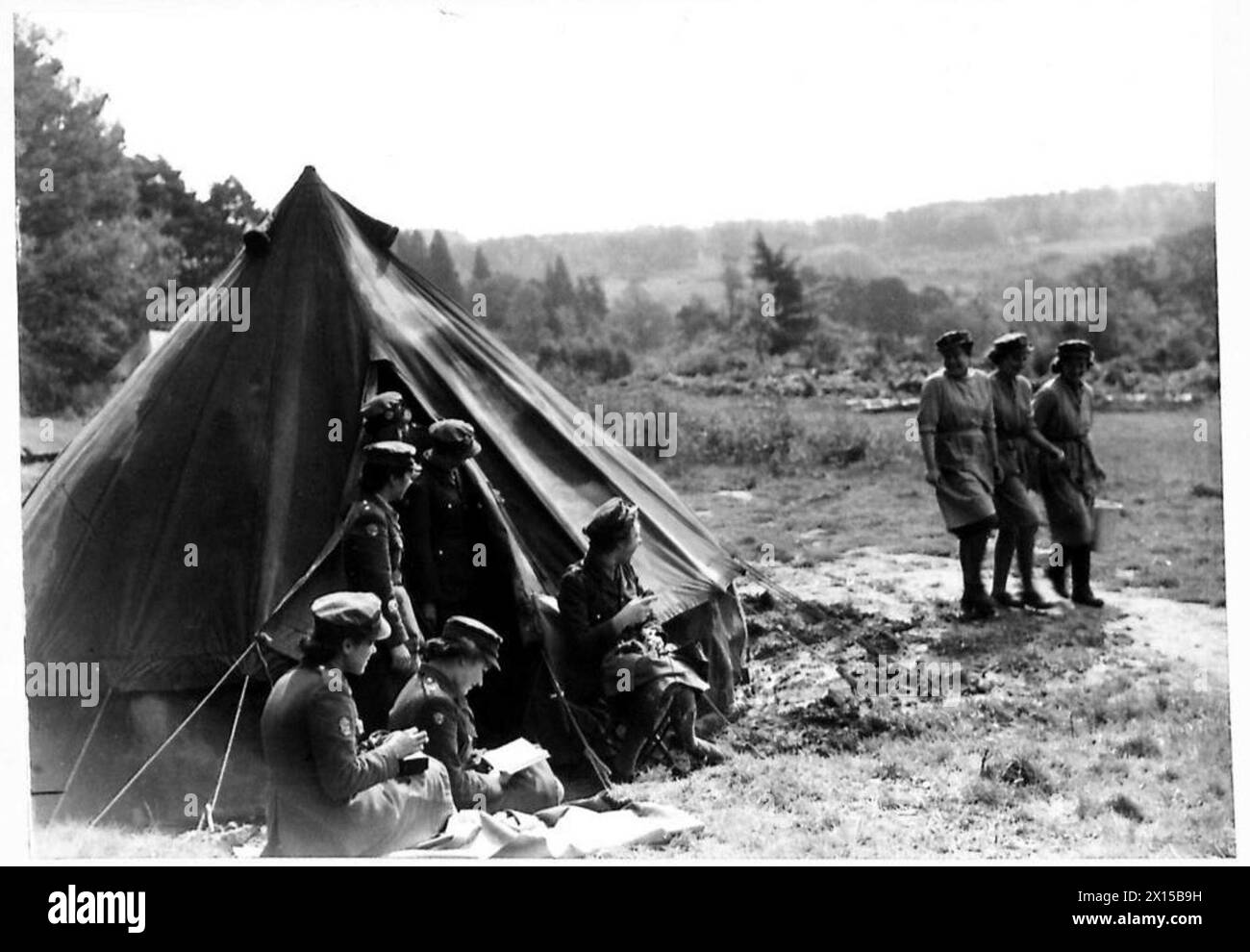 Il personale dell'ATS siede fuori da una tenda per fare una pausa dopo i pasti durante i compiti dell'esercito britannico. Foto Stock