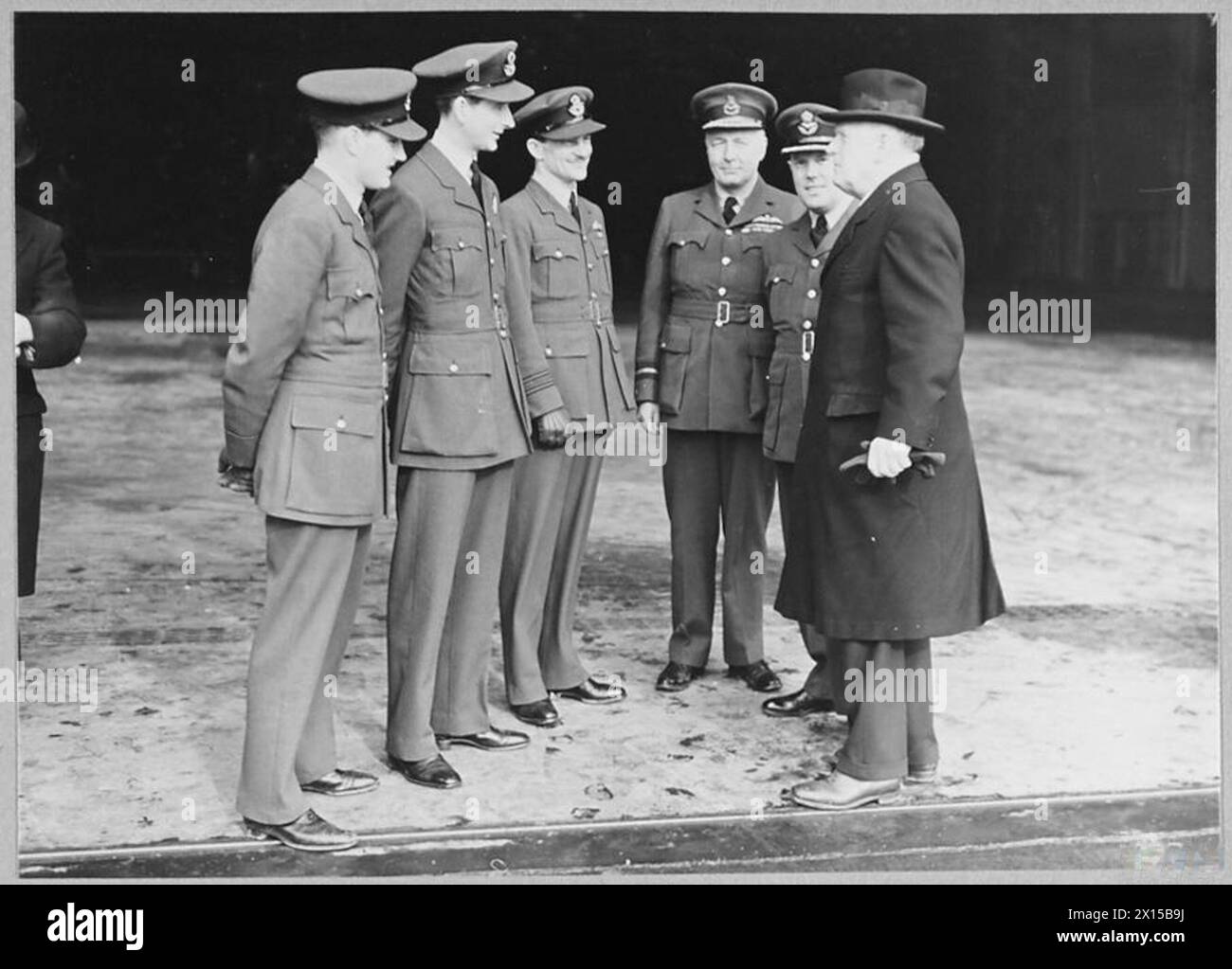 LA ROYAL AIR FORCE IN GRAN BRETAGNA 1940-1945 - il signor Jordan parla con gli ufficiali neozelandesi della Royal Air Force Foto Stock