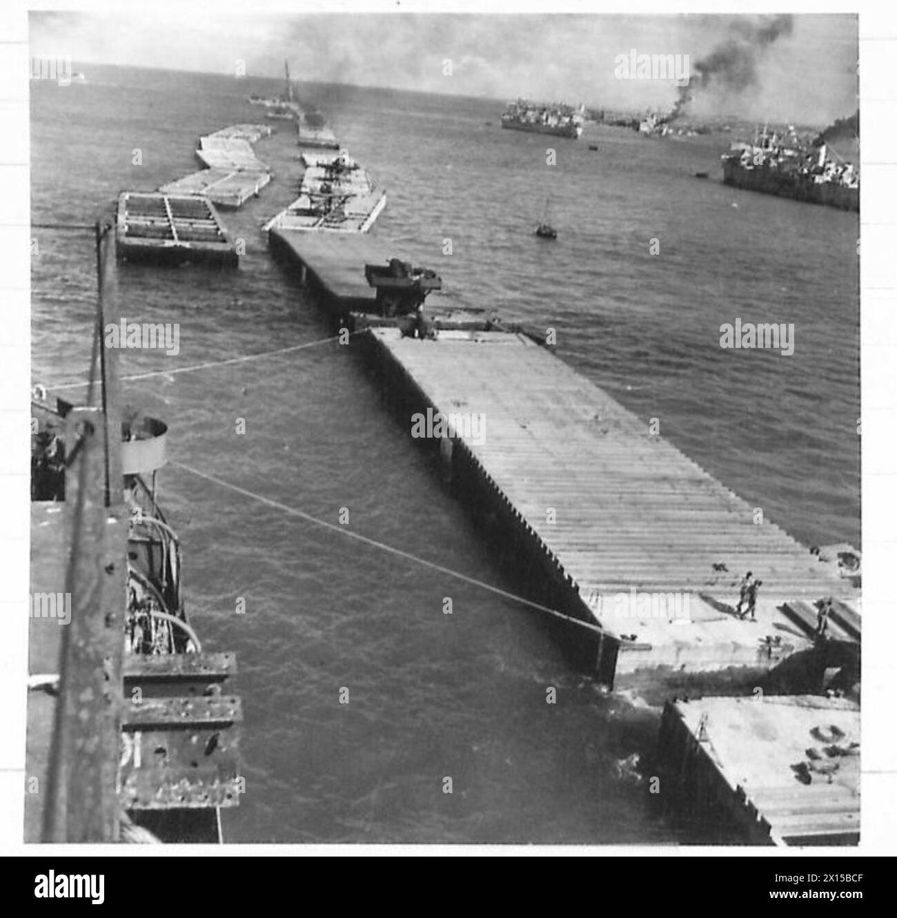 Le unità Breakwater con ponte visibile da un porto prefabbricato sono documentate dal 21st Army Group britannico. Foto Stock