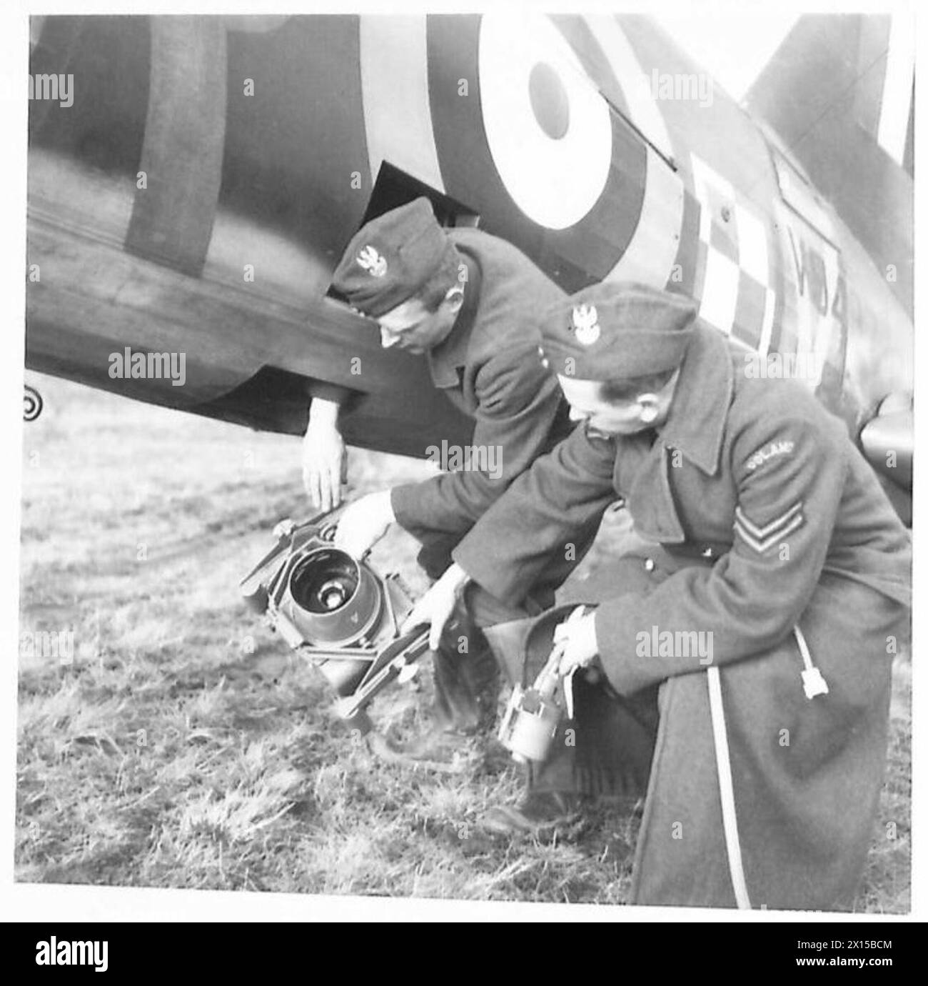 L'equipaggio di terra del No. 309 Polish Fighter-Reconnaissance Squadron rimuovono una telecamera Type F.24 da un aereo Westland Lysander Mark IIIA a Dunino, Fife, dopo una sortita di ricognizione fotografica. Foto Stock