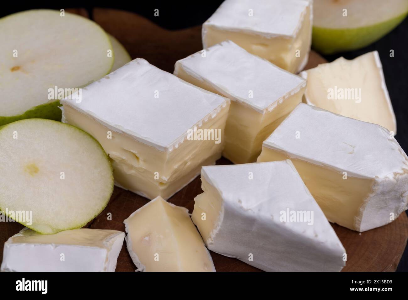 formaggio cremoso morbido con muffa bianca e formaggio fuso ammuffito Foto Stock